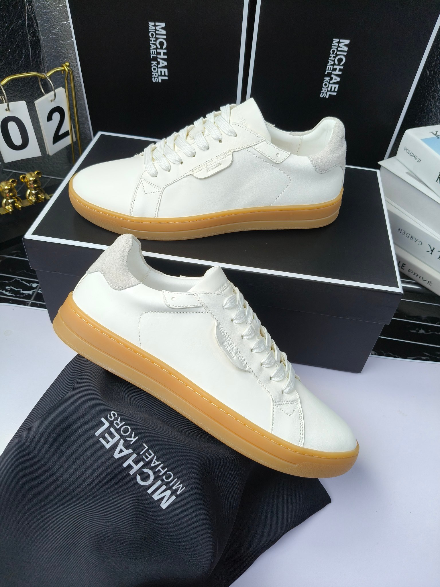 MICHAEL KORS 
四季男款管网同步发售
“独家开模”橡胶防滑耐磨大底、
面料：进口头层牛皮+特殊定制品牌材料 、 
内里：进口透气羊皮、
大底：防滑原版大底、
码数：39男-45
工厂最新版出厂220