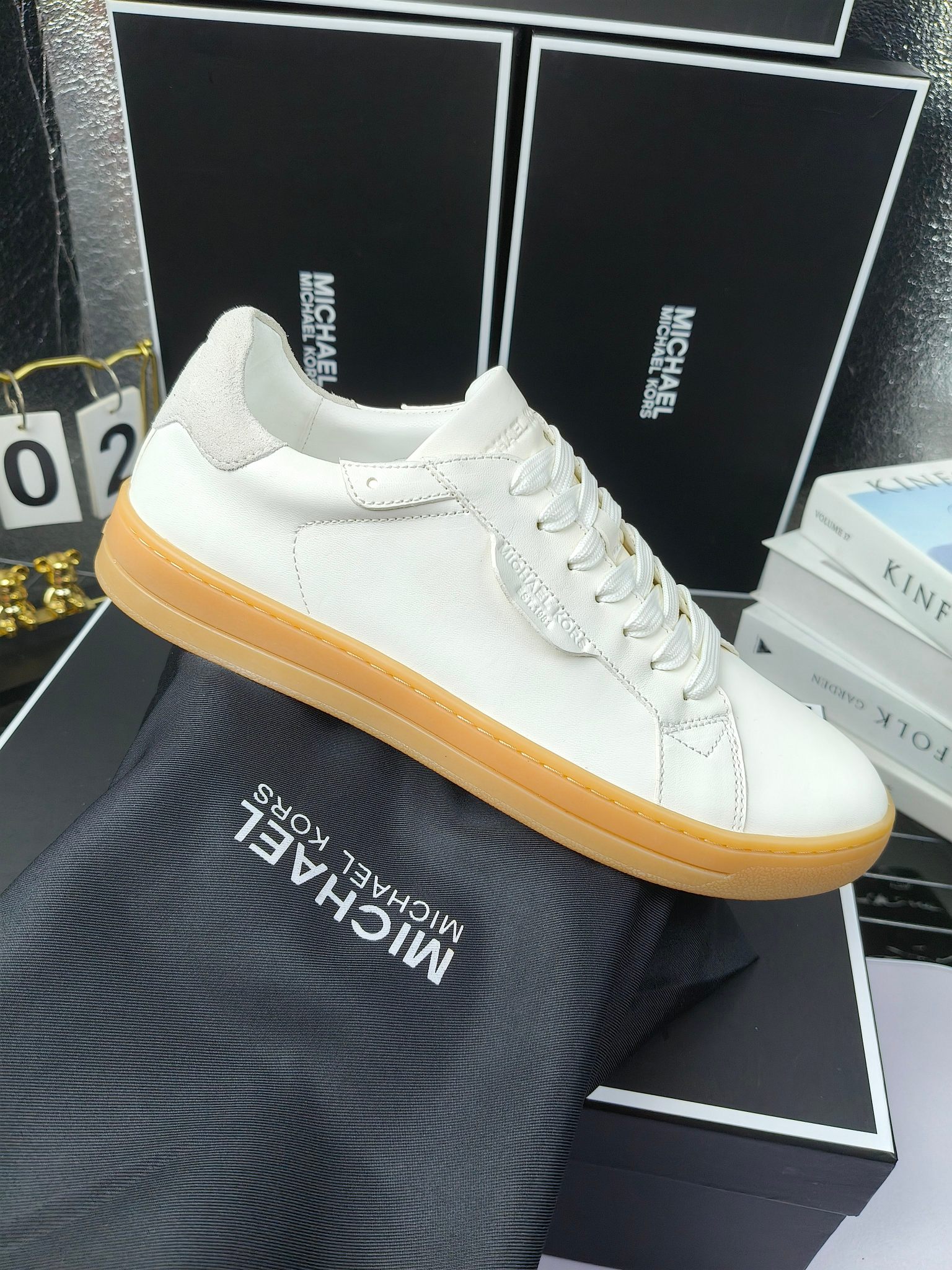 MICHAEL KORS 
四季男款管网同步发售
“独家开模”橡胶防滑耐磨大底、
面料：进口头层牛皮+特殊定制品牌材料 、 
内里：进口透气羊皮、
大底：防滑原版大底、
码数：39男-45
工厂最新版出厂220