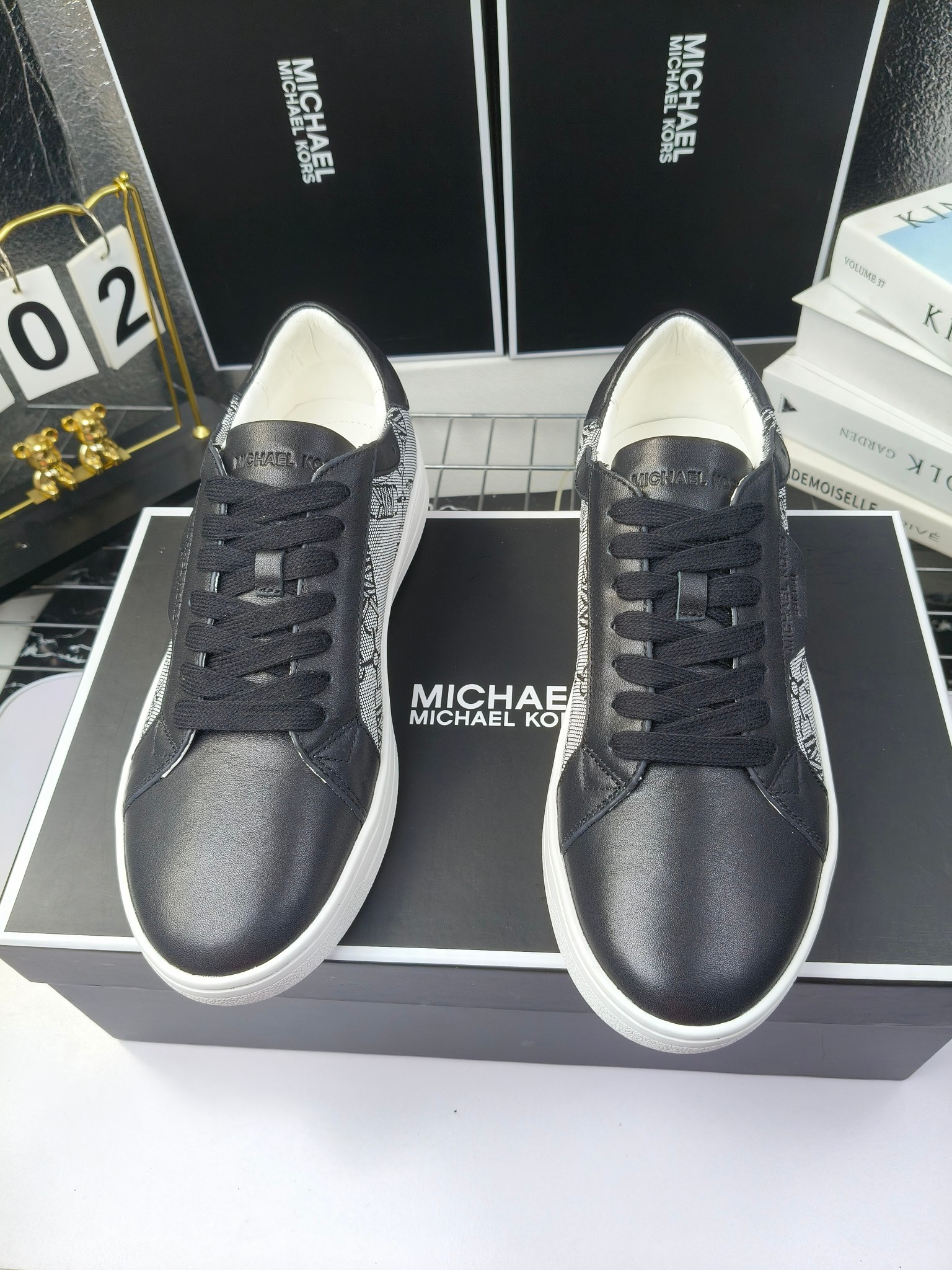 MICHAEL KORS 
四季男款管网同步发售
“独家开模”橡胶防滑耐磨大底、
面料：进口头层牛皮+特殊定制品牌材料 、 
内里：进口透气羊皮、
大底：防滑原版大底、
码数：39男-45
工厂最新版出厂220