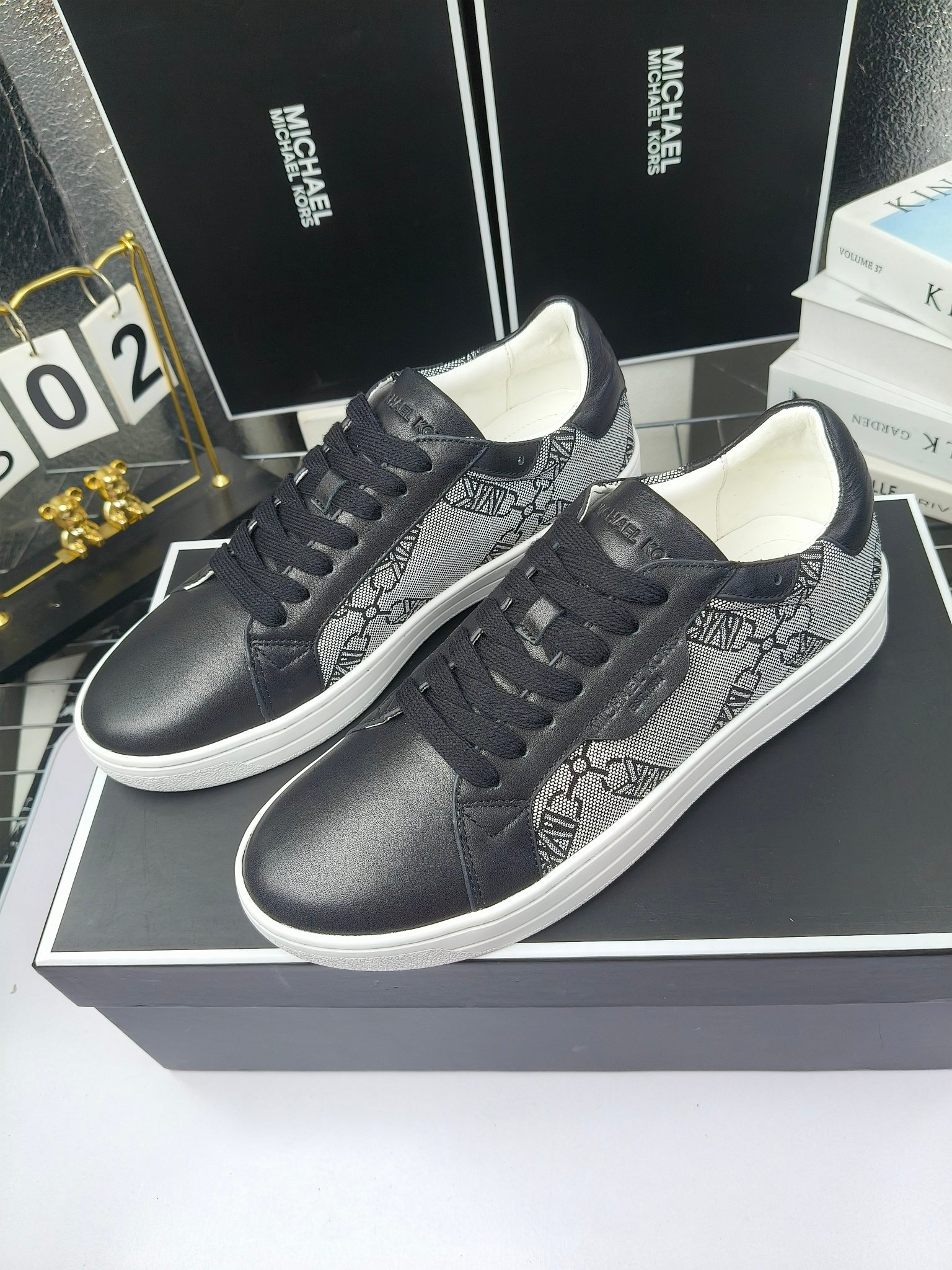 MICHAEL KORS 
四季男款管网同步发售
“独家开模”橡胶防滑耐磨大底、
面料：进口头层牛皮+特殊定制品牌材料 、 
内里：进口透气羊皮、
大底：防滑原版大底、
码数：39男-45
工厂最新版出厂220