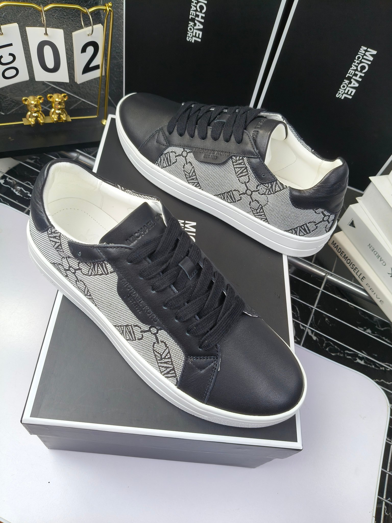 MICHAEL KORS 
四季男款管网同步发售
“独家开模”橡胶防滑耐磨大底、
面料：进口头层牛皮+特殊定制品牌材料 、 
内里：进口透气羊皮、
大底：防滑原版大底、
码数：39男-45
工厂最新版出厂220