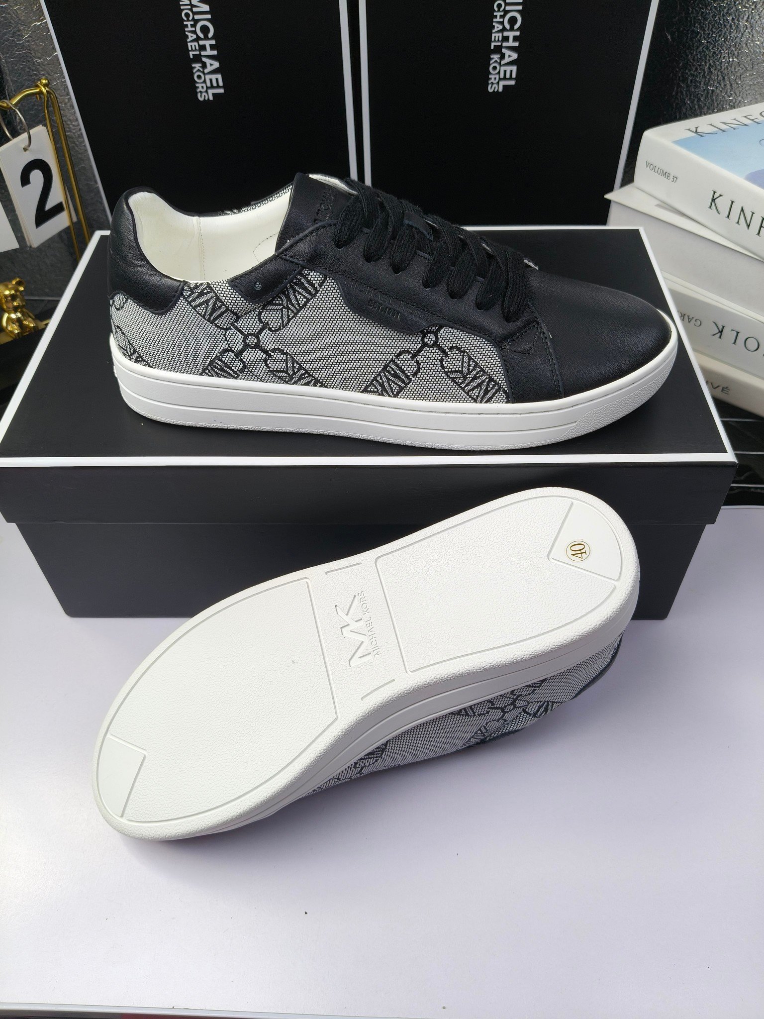 MICHAEL KORS 
四季男款管网同步发售
“独家开模”橡胶防滑耐磨大底、
面料：进口头层牛皮+特殊定制品牌材料 、 
内里：进口透气羊皮、
大底：防滑原版大底、
码数：39男-45
工厂最新版出厂220