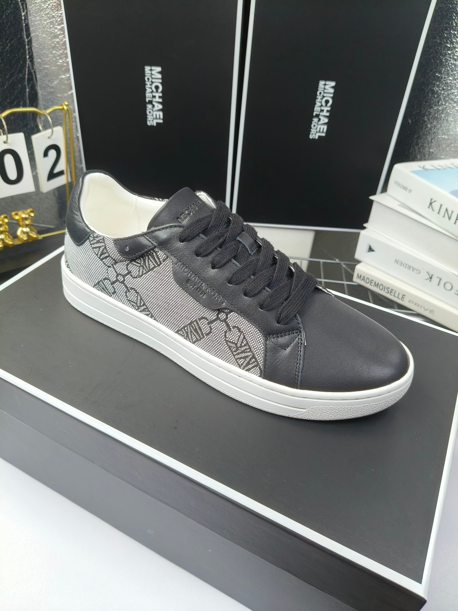 MICHAEL KORS 
四季男款管网同步发售
“独家开模”橡胶防滑耐磨大底、
面料：进口头层牛皮+特殊定制品牌材料 、 
内里：进口透气羊皮、
大底：防滑原版大底、
码数：39男-45
工厂最新版出厂220