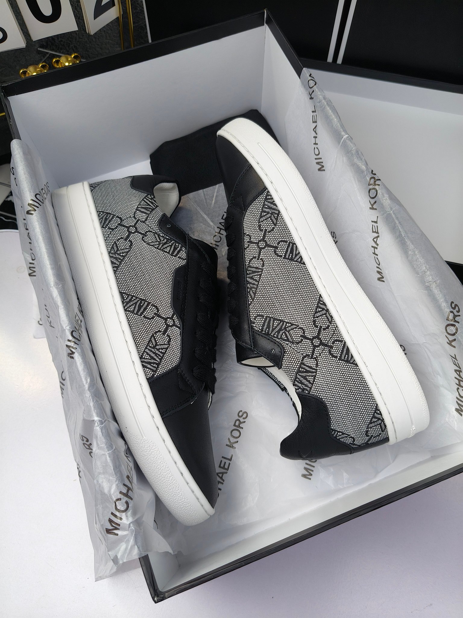 MICHAEL KORS 
四季男款管网同步发售
“独家开模”橡胶防滑耐磨大底、
面料：进口头层牛皮+特殊定制品牌材料 、 
内里：进口透气羊皮、
大底：防滑原版大底、
码数：39男-45
工厂最新版出厂220