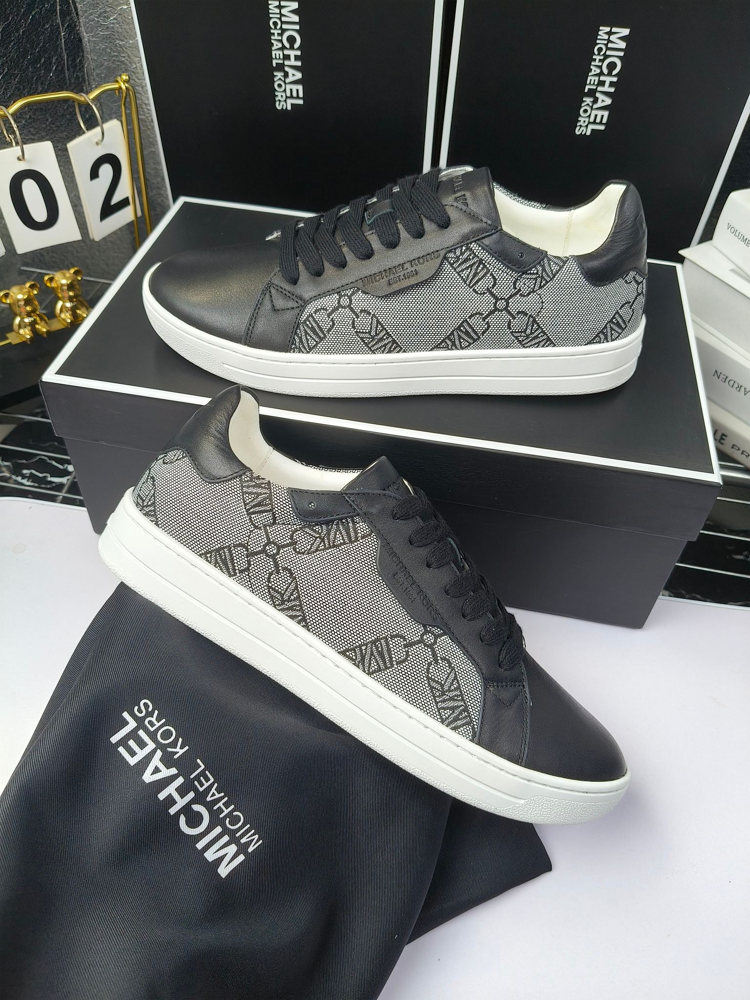 MICHAEL KORS 
四季男款管网同步发售
“独家开模”橡胶防滑耐磨大底、
面料：进口头层牛皮+特殊定制品牌材料 、 
内里：进口透气羊皮、
大底：防滑原版大底、
码数：39男-45
工厂最新版出厂220