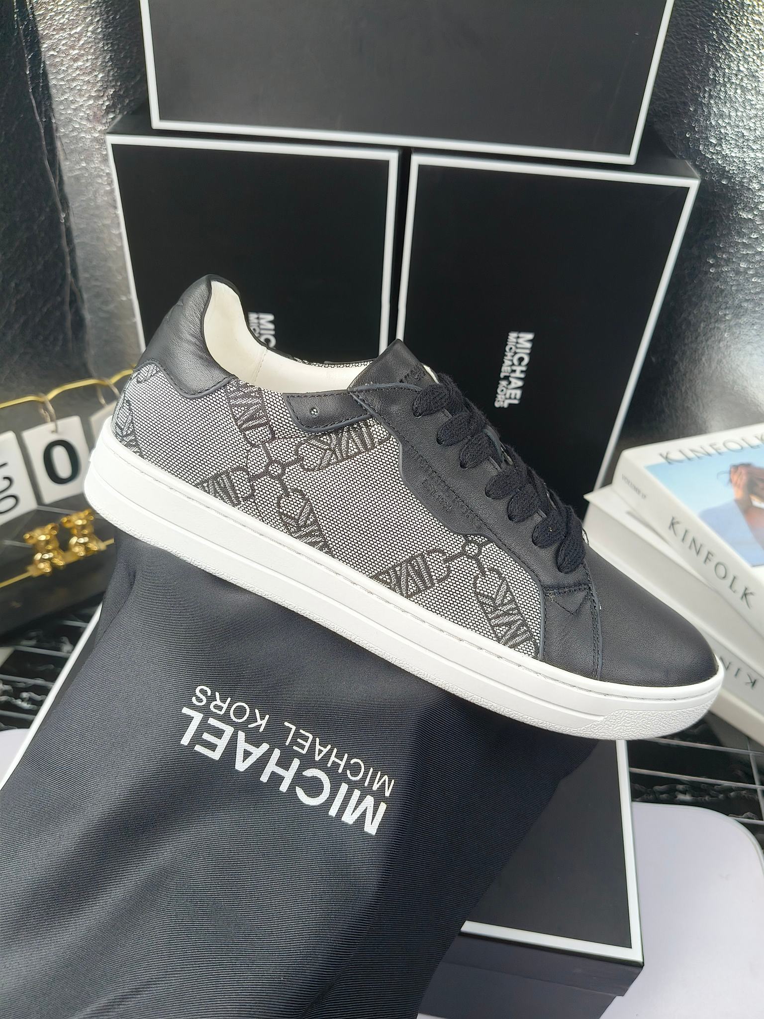 MICHAEL KORS 
四季男款管网同步发售
“独家开模”橡胶防滑耐磨大底、
面料：进口头层牛皮+特殊定制品牌材料 、 
内里：进口透气羊皮、
大底：防滑原版大底、
码数：39男-45
工厂最新版出厂220