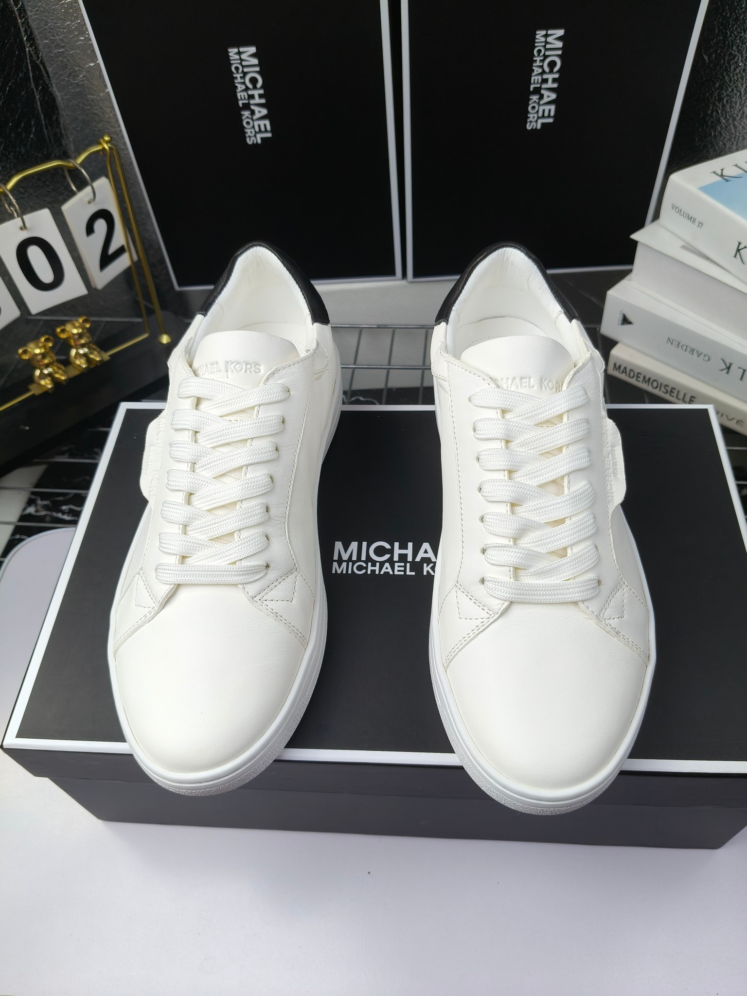 MICHAEL KORS 
四季男款管网同步发售
“独家开模”橡胶防滑耐磨大底、
面料：进口头层牛皮+特殊定制品牌材料 、 
内里：进口透气羊皮、
大底：防滑原版大底、
码数：39男-45
工厂最新版出厂220