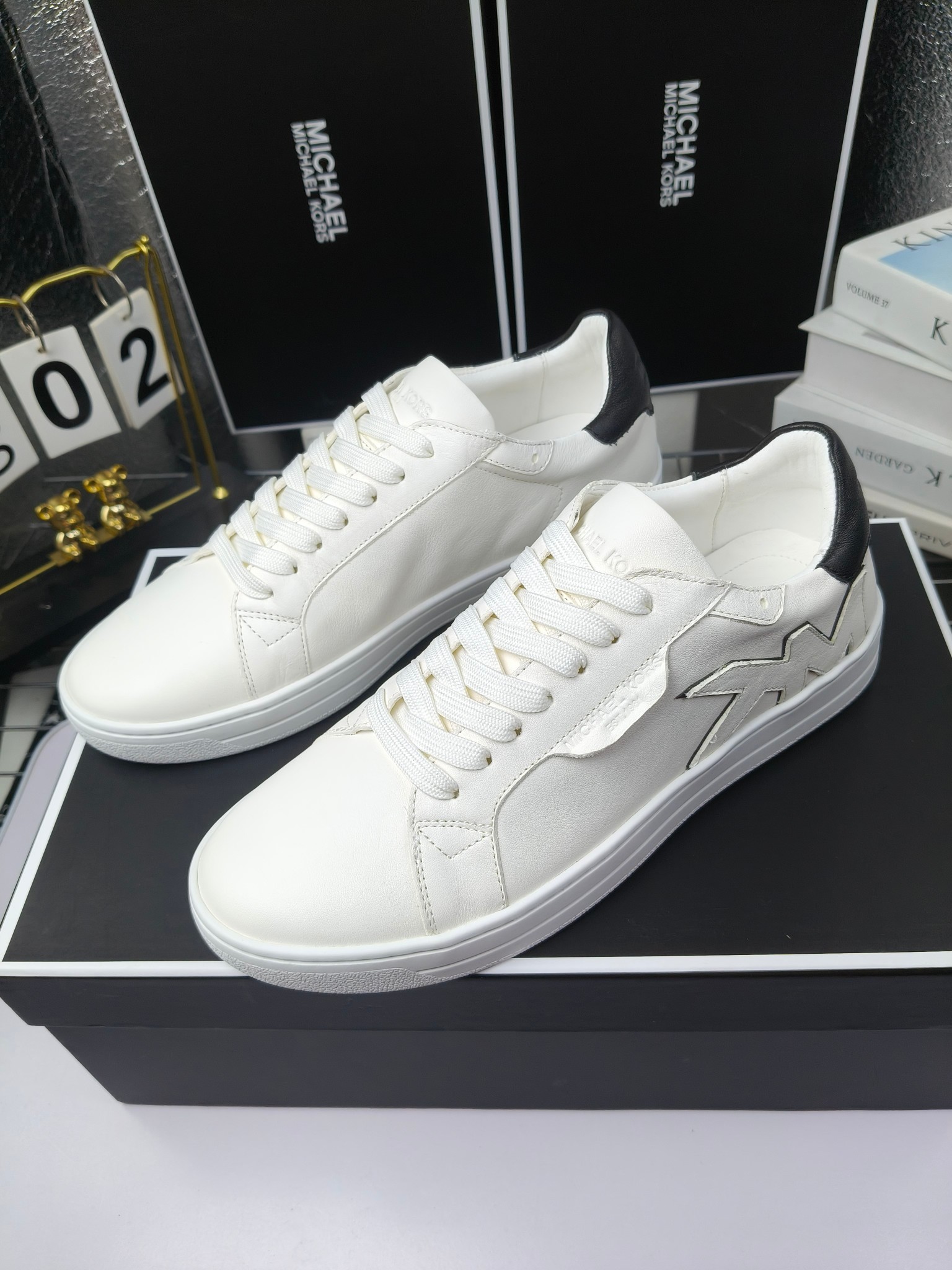 MICHAEL KORS 
四季男款管网同步发售
“独家开模”橡胶防滑耐磨大底、
面料：进口头层牛皮+特殊定制品牌材料 、 
内里：进口透气羊皮、
大底：防滑原版大底、
码数：39男-45
工厂最新版出厂220