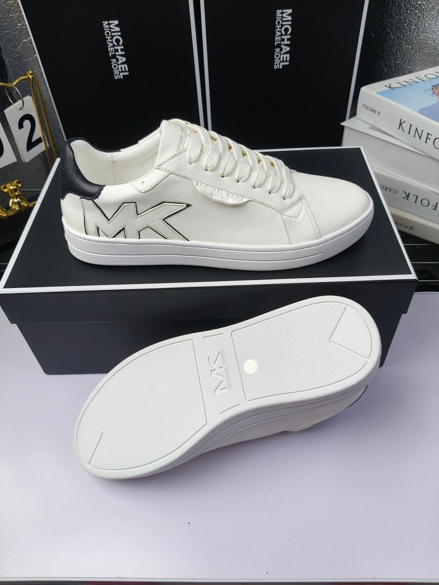 MICHAEL KORS 
四季男款管网同步发售
“独家开模”橡胶防滑耐磨大底、
面料：进口头层牛皮+特殊定制品牌材料 、 
内里：进口透气羊皮、
大底：防滑原版大底、
码数：39男-45
工厂最新版出厂220