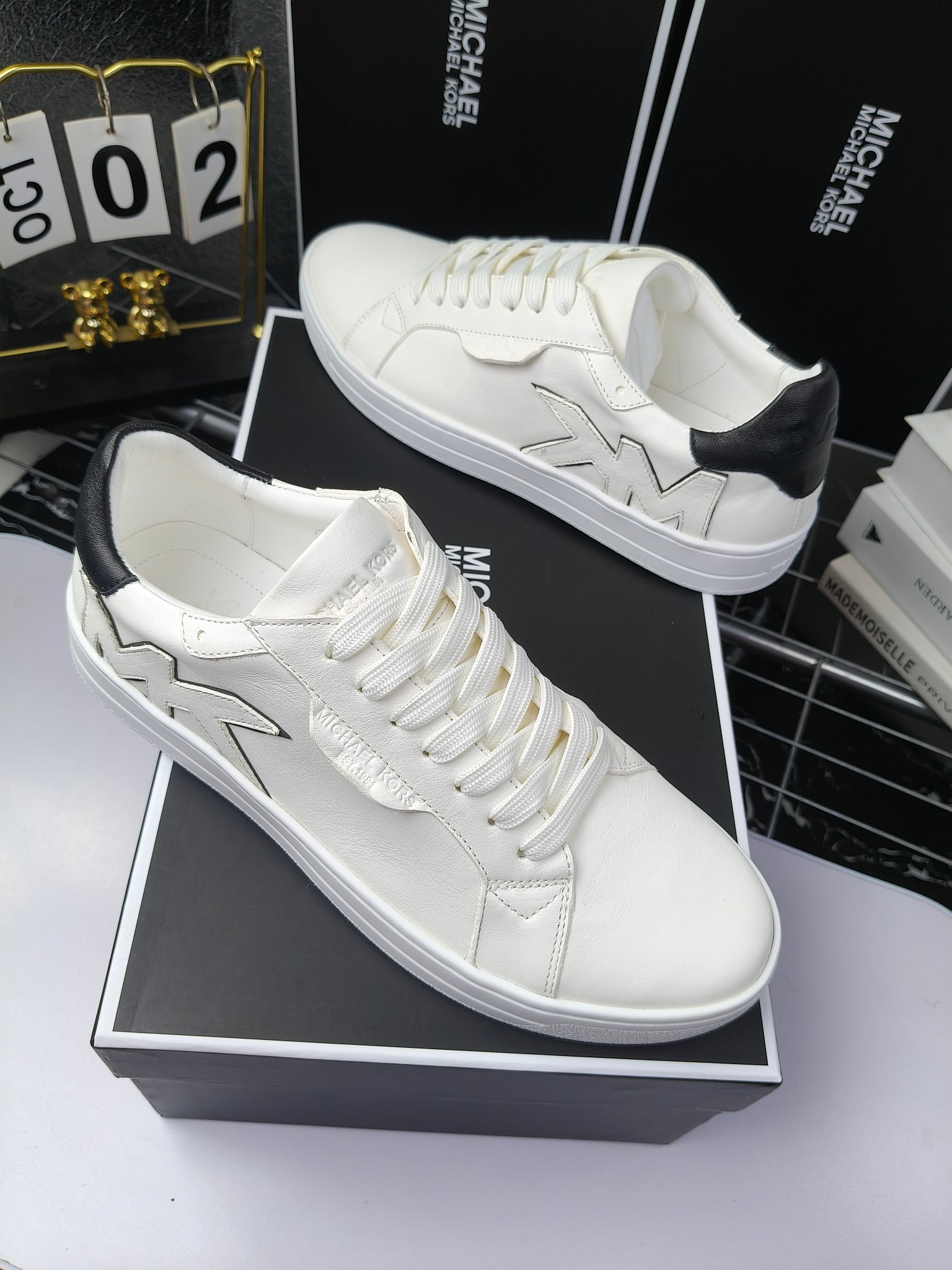 MICHAEL KORS 
四季男款管网同步发售
“独家开模”橡胶防滑耐磨大底、
面料：进口头层牛皮+特殊定制品牌材料 、 
内里：进口透气羊皮、
大底：防滑原版大底、
码数：39男-45
工厂最新版出厂220