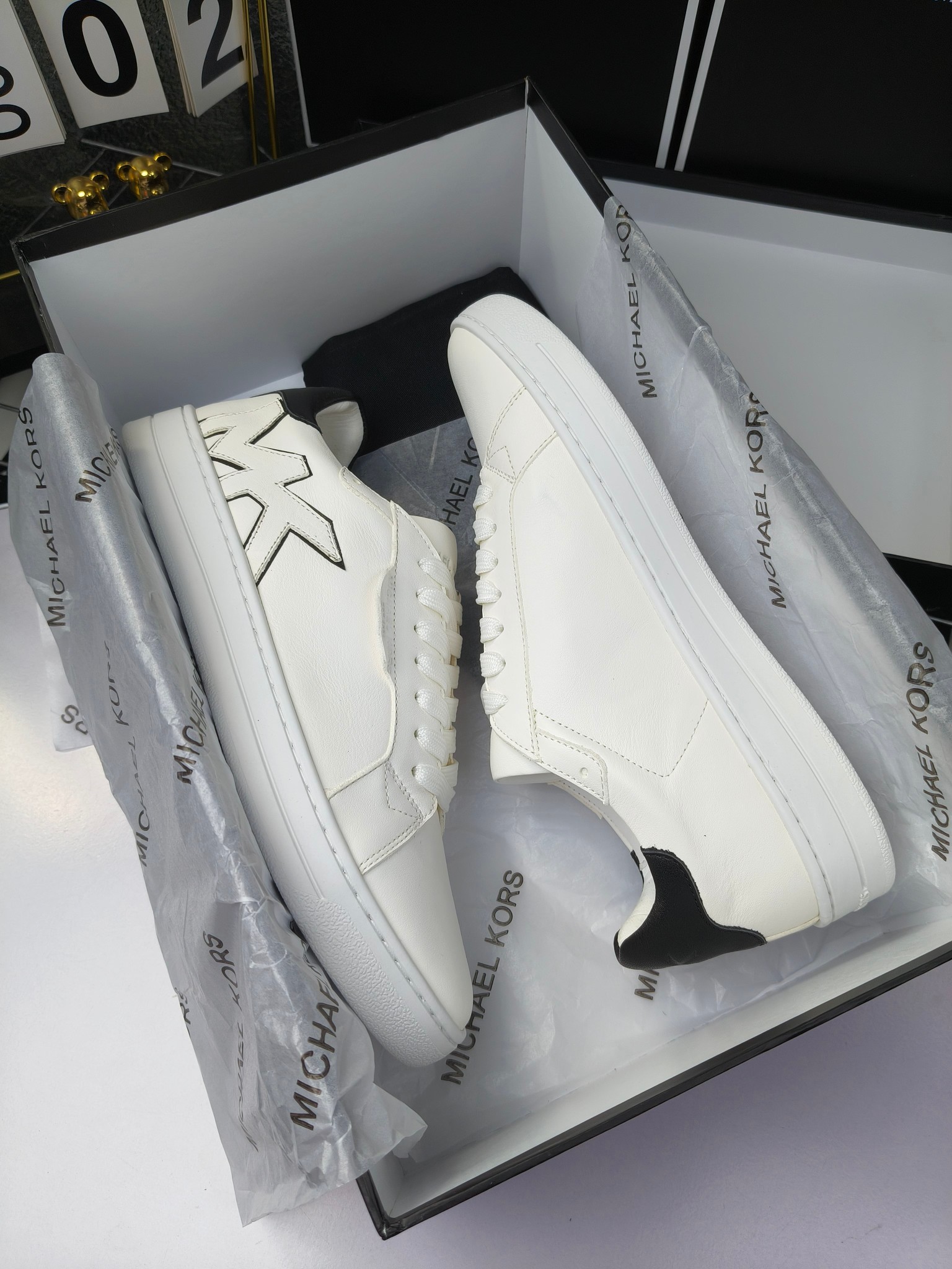 MICHAEL KORS 
四季男款管网同步发售
“独家开模”橡胶防滑耐磨大底、
面料：进口头层牛皮+特殊定制品牌材料 、 
内里：进口透气羊皮、
大底：防滑原版大底、
码数：39男-45
工厂最新版出厂220