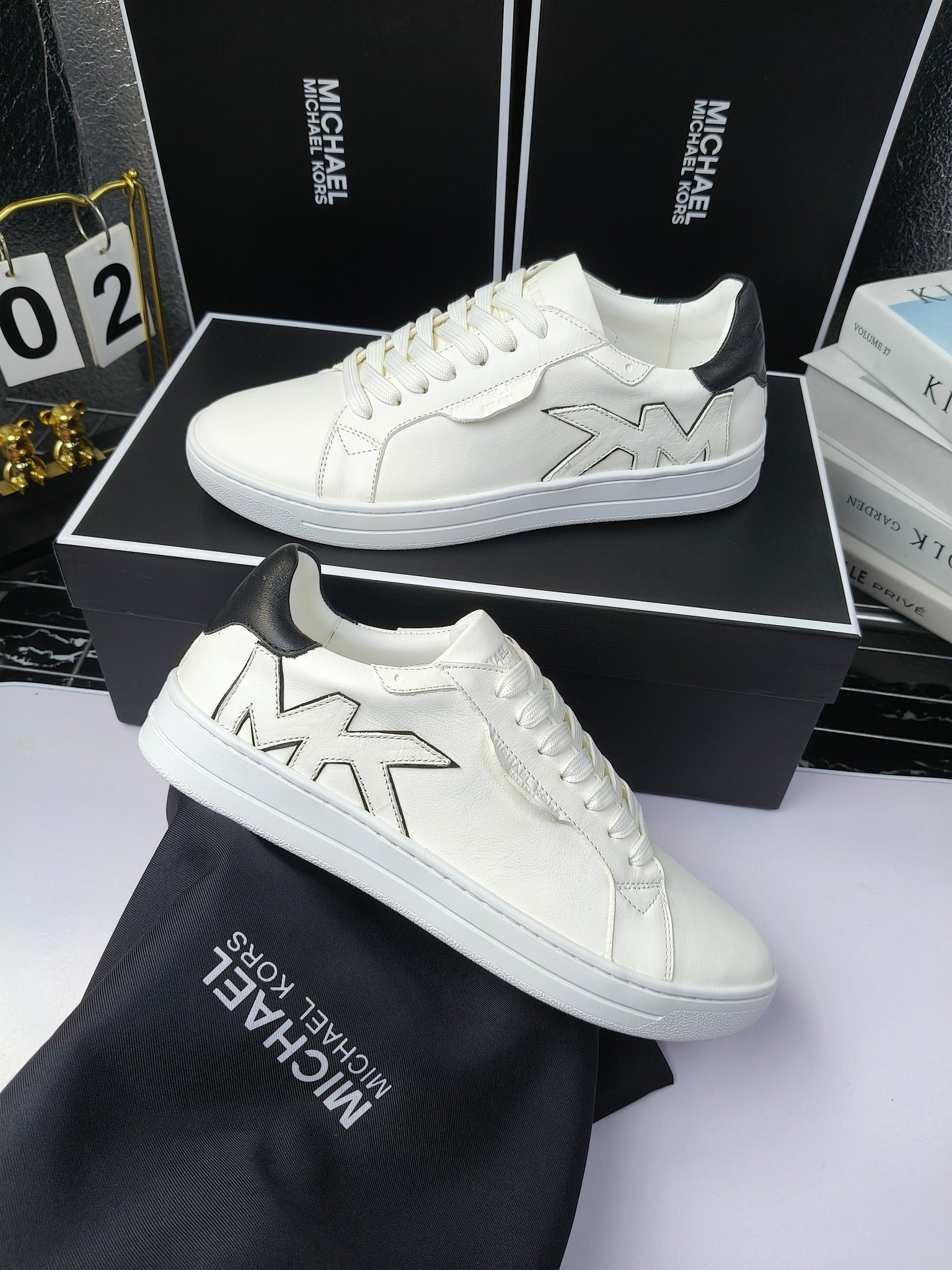 MICHAEL KORS 
四季男款管网同步发售
“独家开模”橡胶防滑耐磨大底、
面料：进口头层牛皮+特殊定制品牌材料 、 
内里：进口透气羊皮、
大底：防滑原版大底、
码数：39男-45
工厂最新版出厂220