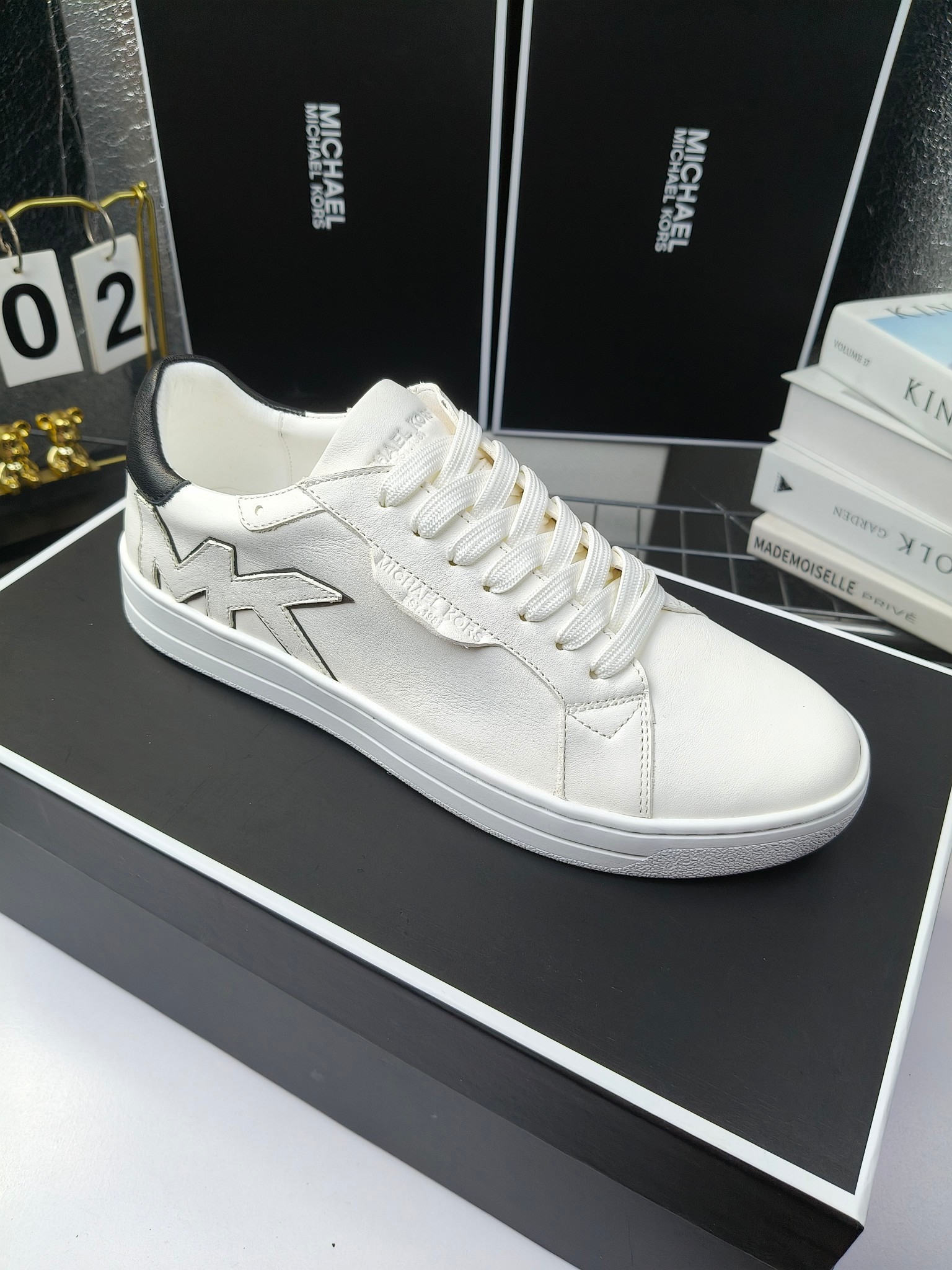 MICHAEL KORS 
四季男款管网同步发售
“独家开模”橡胶防滑耐磨大底、
面料：进口头层牛皮+特殊定制品牌材料 、 
内里：进口透气羊皮、
大底：防滑原版大底、
码数：39男-45
工厂最新版出厂220