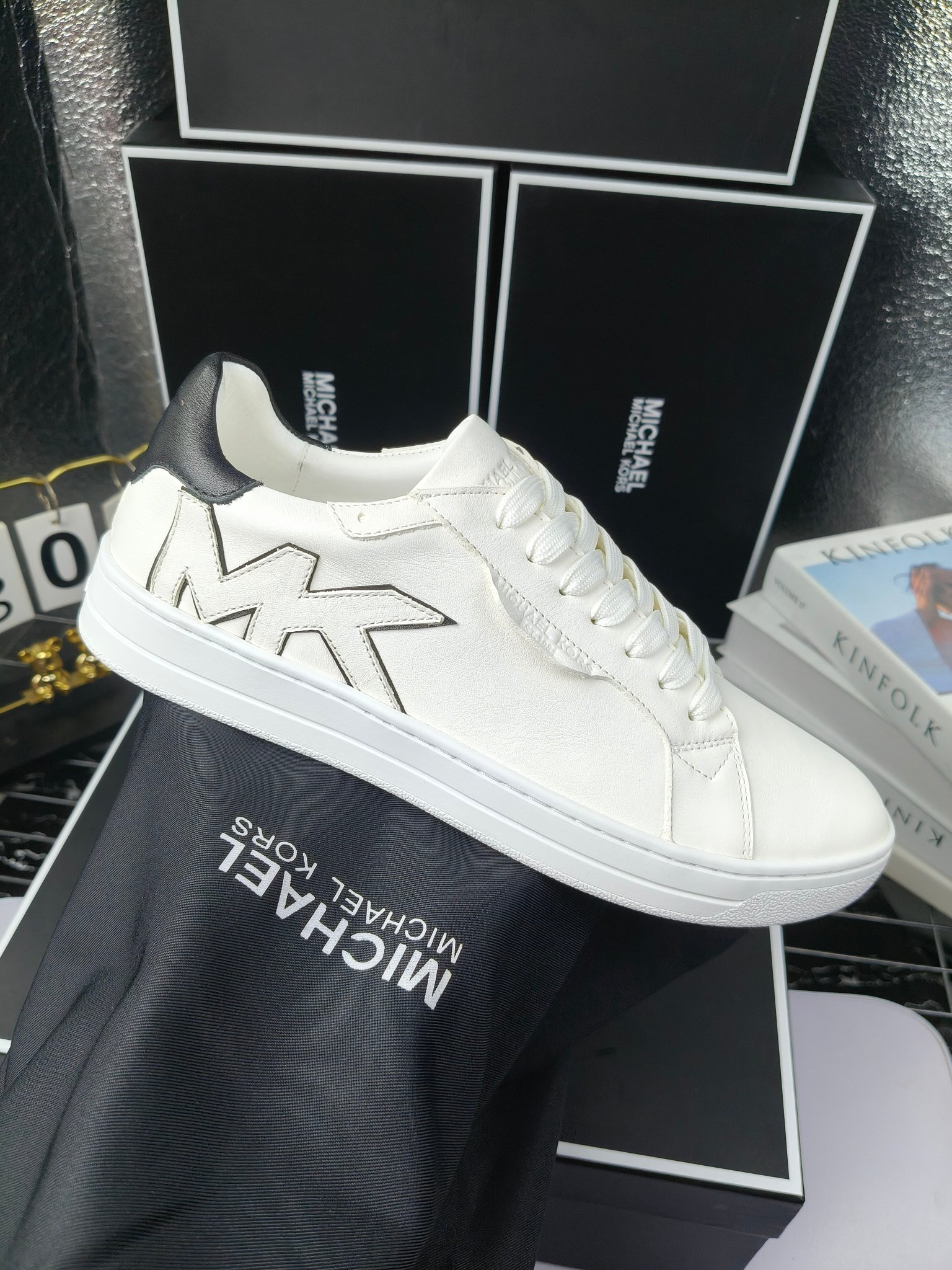 MICHAEL KORS 
四季男款管网同步发售
“独家开模”橡胶防滑耐磨大底、
面料：进口头层牛皮+特殊定制品牌材料 、 
内里：进口透气羊皮、
大底：防滑原版大底、
码数：39男-45
工厂最新版出厂220