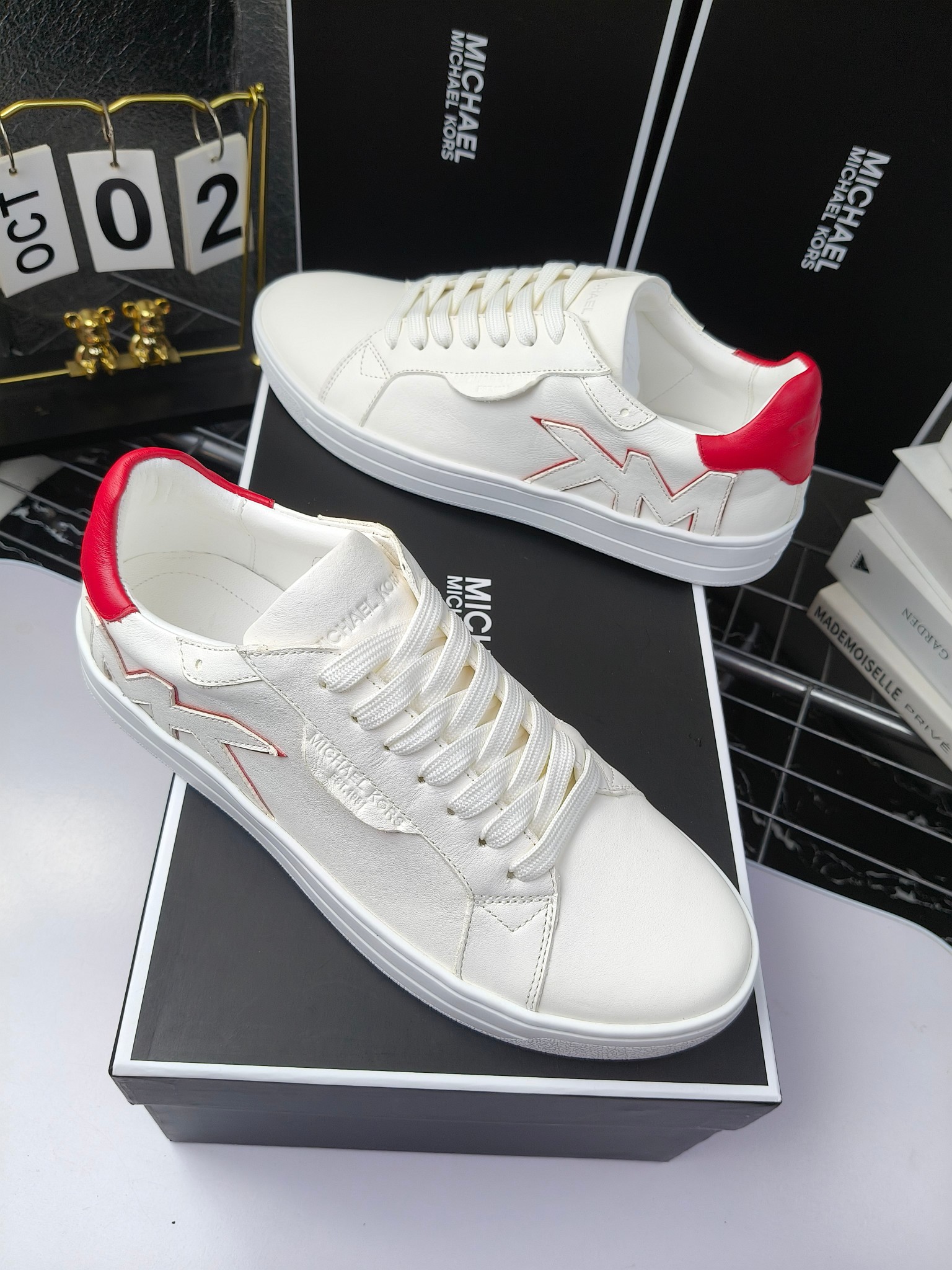 MICHAEL KORS 
四季男款管网同步发售
“独家开模”橡胶防滑耐磨大底、
面料：进口头层牛皮+特殊定制品牌材料 、 
内里：进口透气羊皮、
大底：防滑原版大底、
码数：39男-45
工厂最新版出厂220