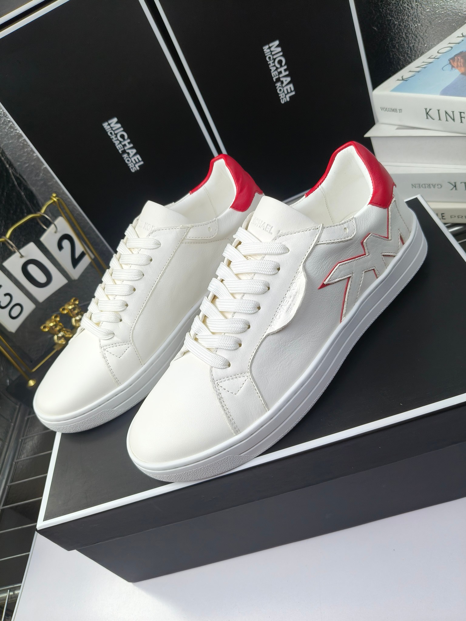 MICHAEL KORS 
四季男款管网同步发售
“独家开模”橡胶防滑耐磨大底、
面料：进口头层牛皮+特殊定制品牌材料 、 
内里：进口透气羊皮、
大底：防滑原版大底、
码数：39男-45
工厂最新版出厂220