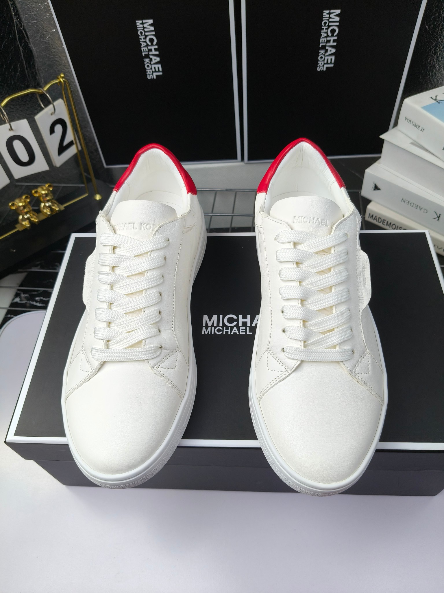 MICHAEL KORS 
四季男款管网同步发售
“独家开模”橡胶防滑耐磨大底、
面料：进口头层牛皮+特殊定制品牌材料 、 
内里：进口透气羊皮、
大底：防滑原版大底、
码数：39男-45
工厂最新版出厂220