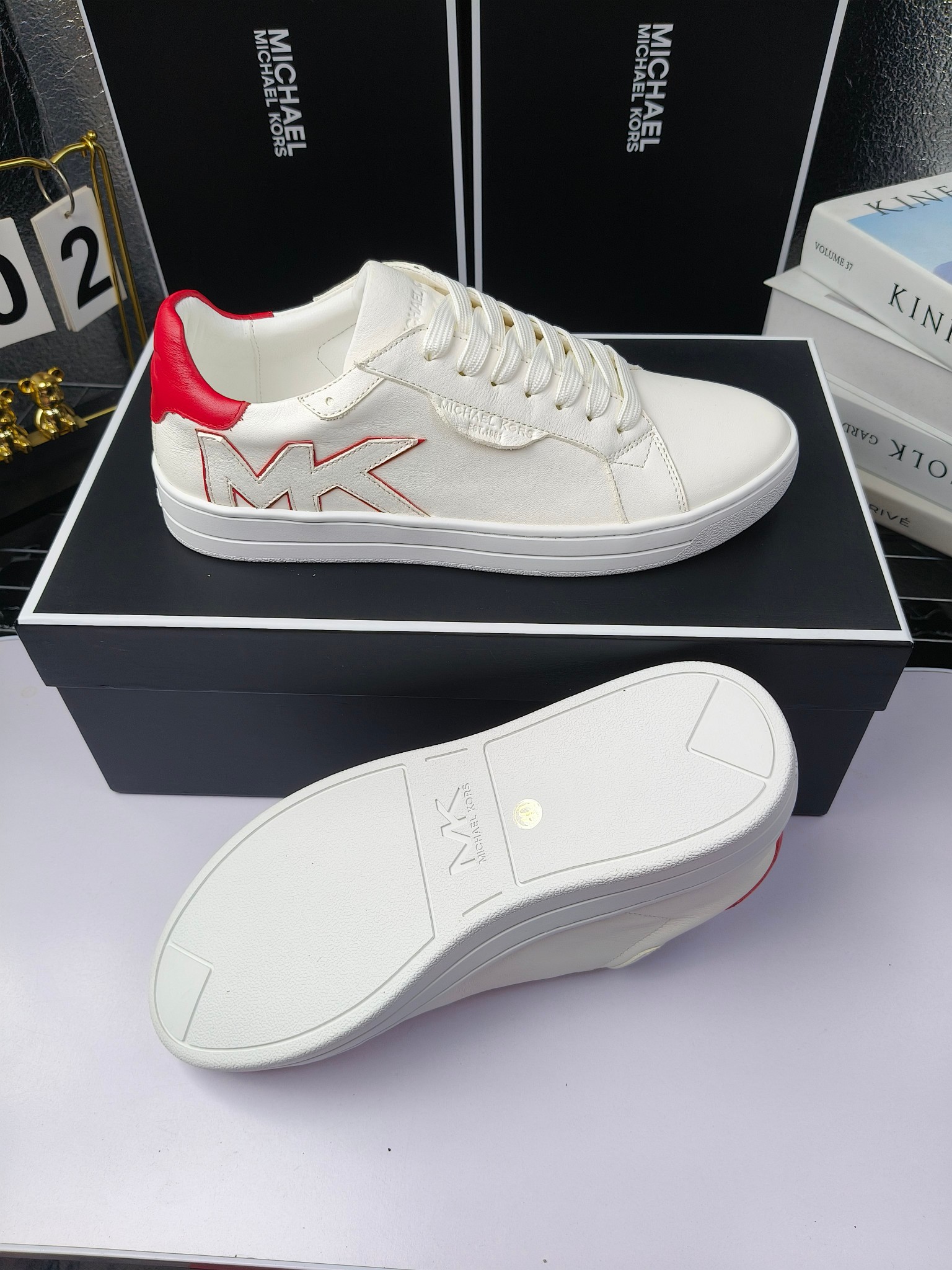 MICHAEL KORS 
四季男款管网同步发售
“独家开模”橡胶防滑耐磨大底、
面料：进口头层牛皮+特殊定制品牌材料 、 
内里：进口透气羊皮、
大底：防滑原版大底、
码数：39男-45
工厂最新版出厂220