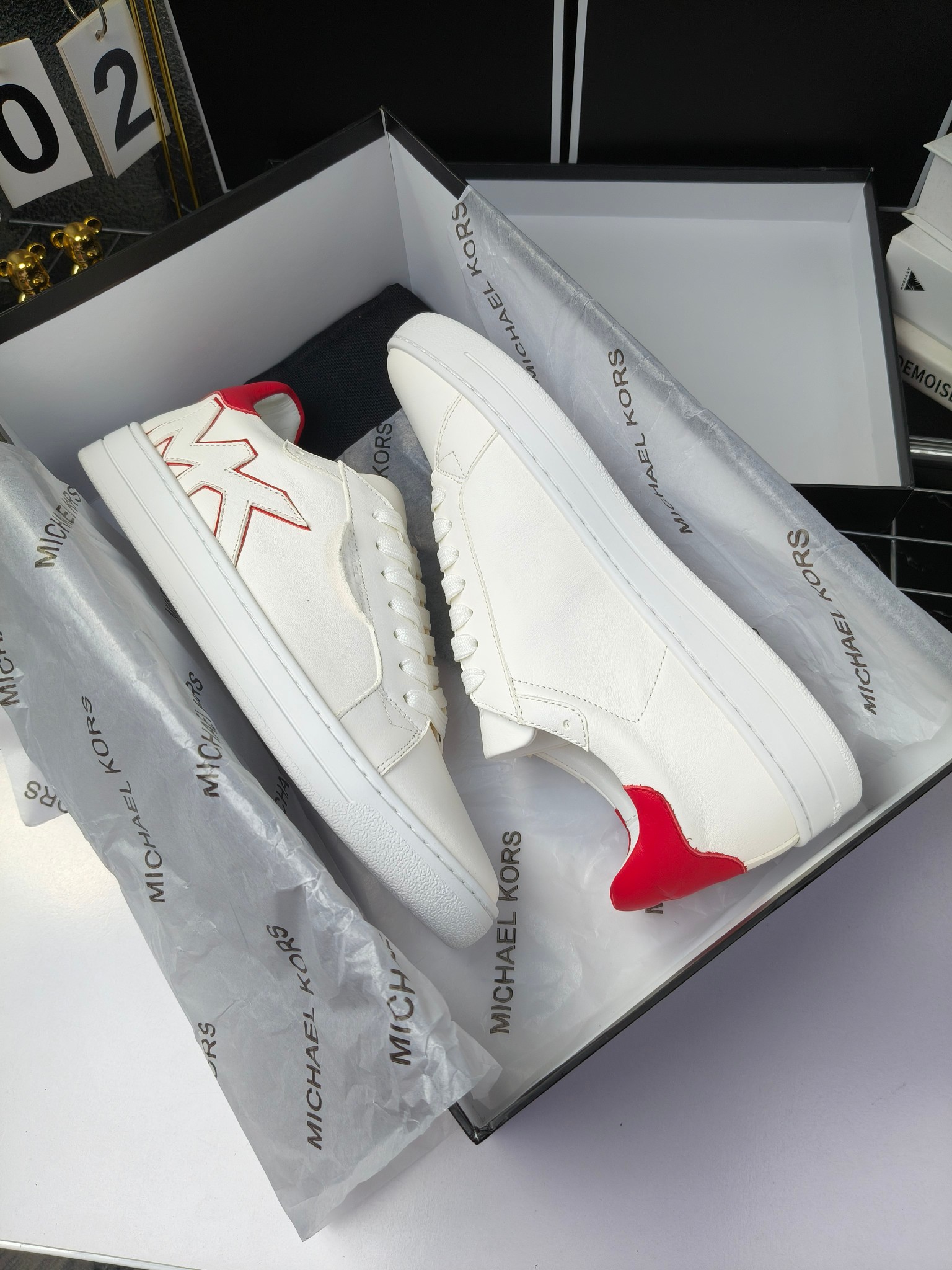 MICHAEL KORS 
四季男款管网同步发售
“独家开模”橡胶防滑耐磨大底、
面料：进口头层牛皮+特殊定制品牌材料 、 
内里：进口透气羊皮、
大底：防滑原版大底、
码数：39男-45
工厂最新版出厂220