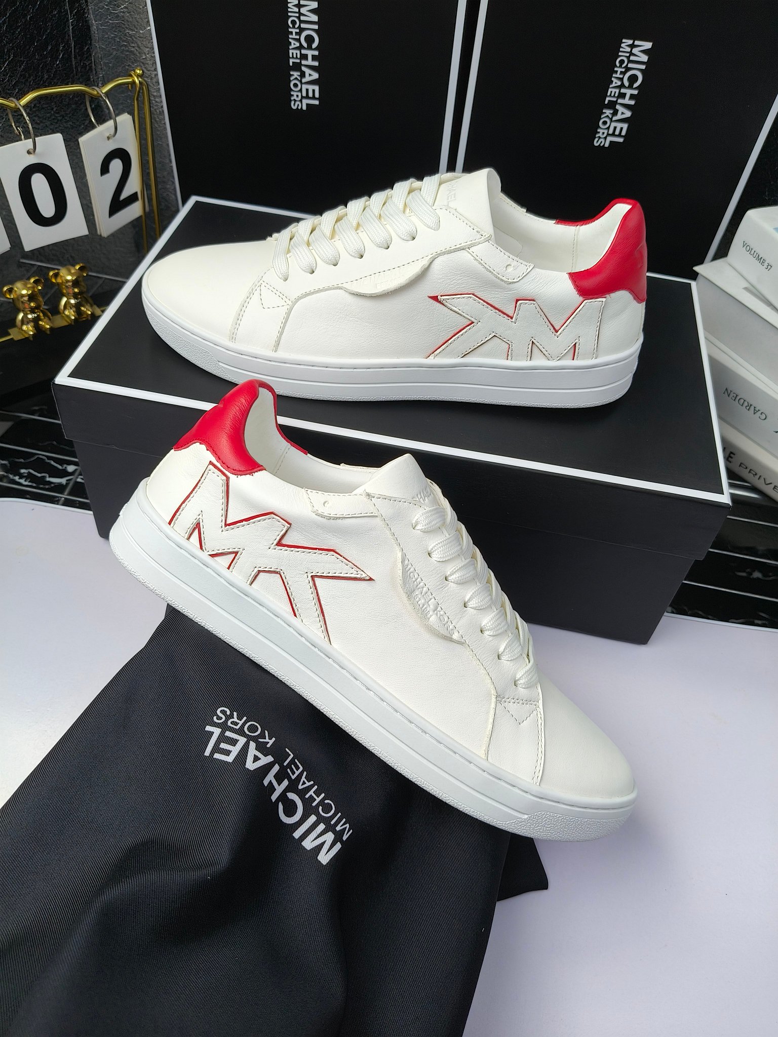 MICHAEL KORS 
四季男款管网同步发售
“独家开模”橡胶防滑耐磨大底、
面料：进口头层牛皮+特殊定制品牌材料 、 
内里：进口透气羊皮、
大底：防滑原版大底、
码数：39男-45
工厂最新版出厂220