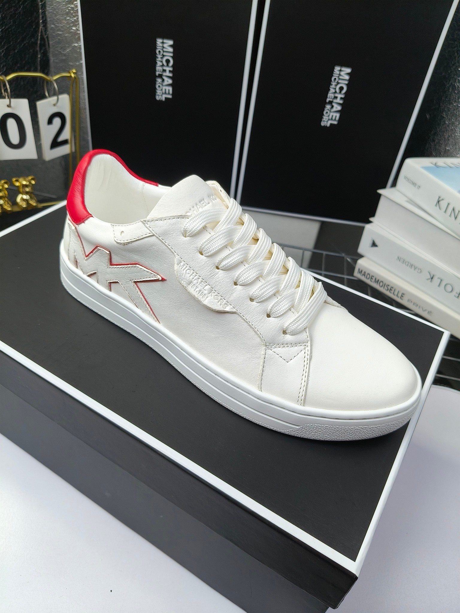 MICHAEL KORS 
四季男款管网同步发售
“独家开模”橡胶防滑耐磨大底、
面料：进口头层牛皮+特殊定制品牌材料 、 
内里：进口透气羊皮、
大底：防滑原版大底、
码数：39男-45
工厂最新版出厂220