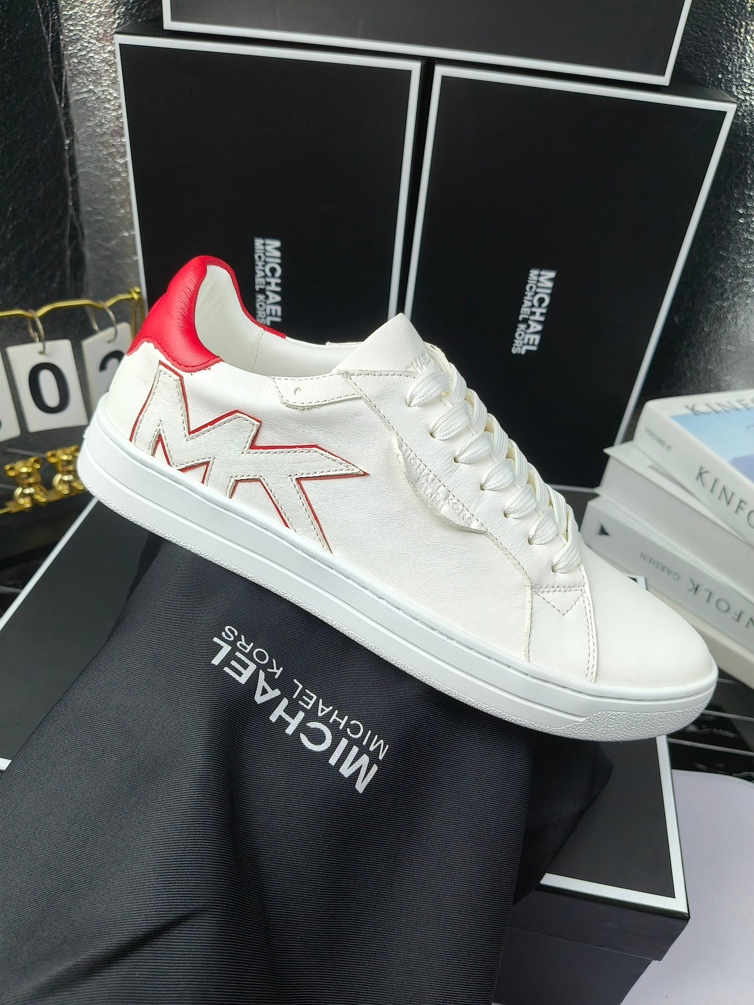 MICHAEL KORS 
四季男款管网同步发售
“独家开模”橡胶防滑耐磨大底、
面料：进口头层牛皮+特殊定制品牌材料 、 
内里：进口透气羊皮、
大底：防滑原版大底、
码数：39男-45
工厂最新版出厂220