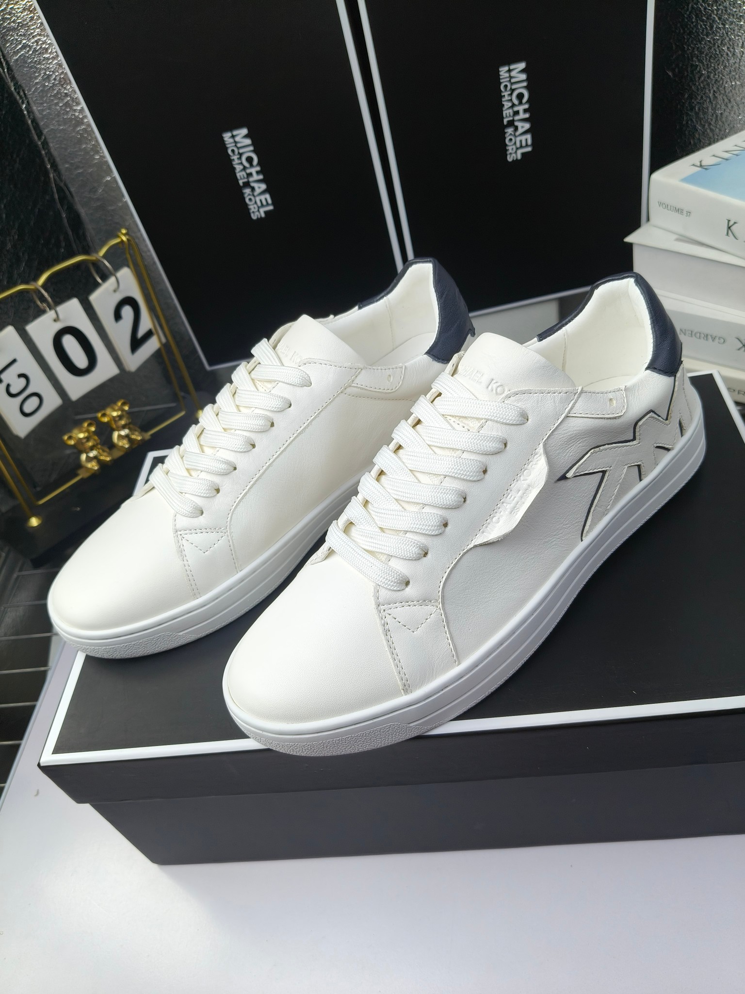 MICHAEL KORS 
四季男款管网同步发售
“独家开模”橡胶防滑耐磨大底、
面料：进口头层牛皮+特殊定制品牌材料 、 
内里：进口透气羊皮、
大底：防滑原版大底、
码数：39男-45
工厂最新版出厂220