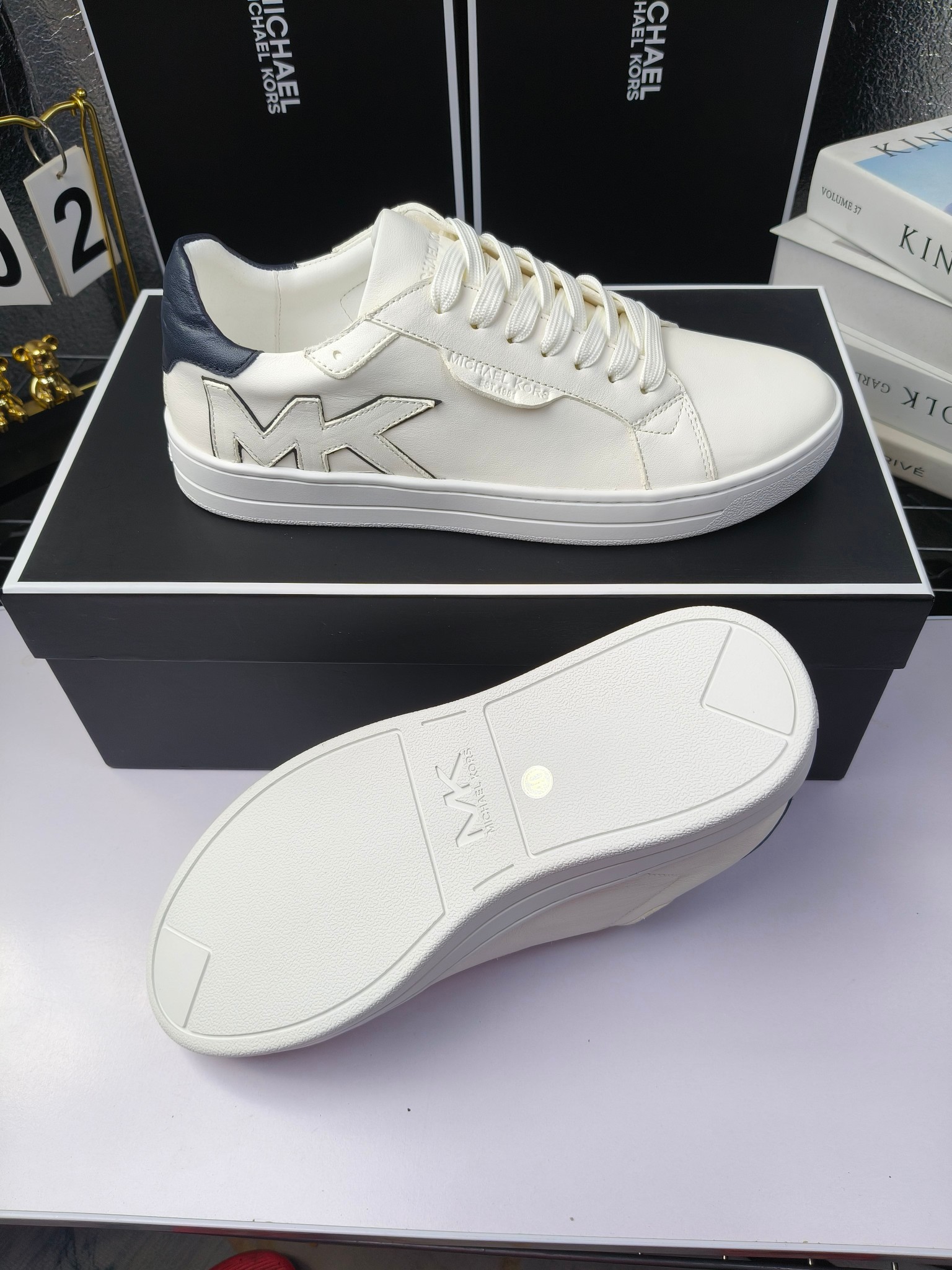 MICHAEL KORS 
四季男款管网同步发售
“独家开模”橡胶防滑耐磨大底、
面料：进口头层牛皮+特殊定制品牌材料 、 
内里：进口透气羊皮、
大底：防滑原版大底、
码数：39男-45
工厂最新版出厂220