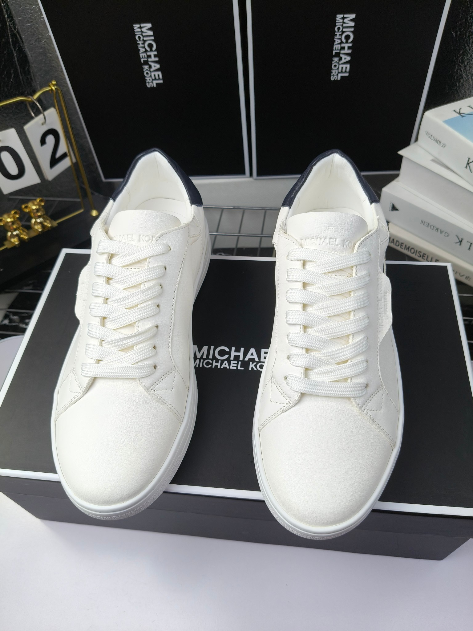 MICHAEL KORS 
四季男款管网同步发售
“独家开模”橡胶防滑耐磨大底、
面料：进口头层牛皮+特殊定制品牌材料 、 
内里：进口透气羊皮、
大底：防滑原版大底、
码数：39男-45
工厂最新版出厂220