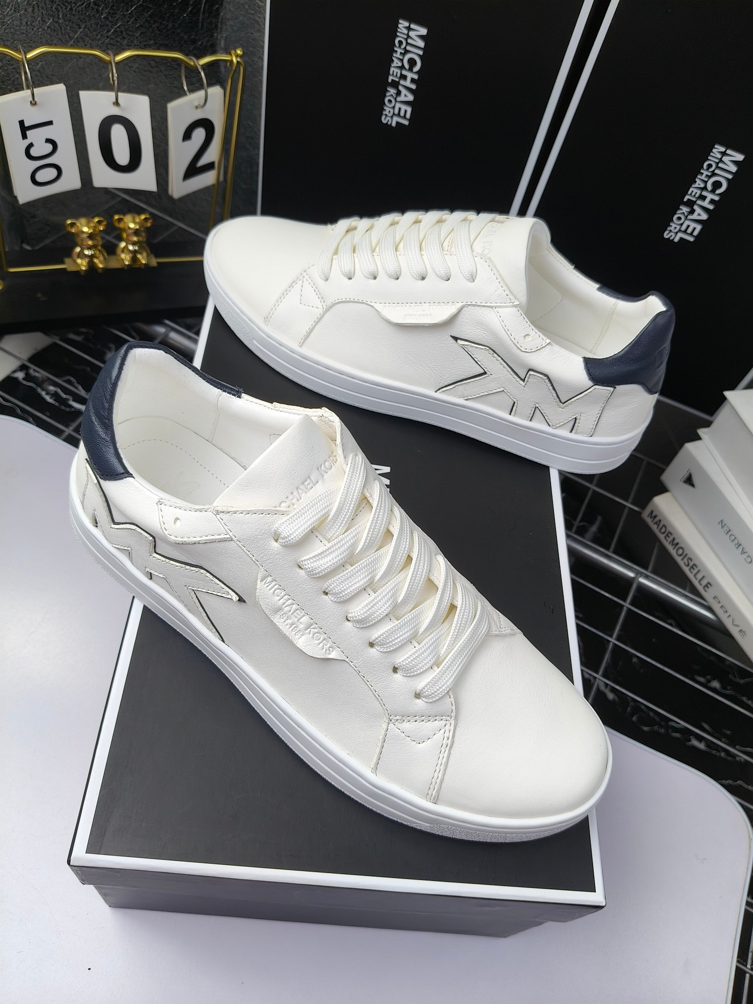 MICHAEL KORS 
四季男款管网同步发售
“独家开模”橡胶防滑耐磨大底、
面料：进口头层牛皮+特殊定制品牌材料 、 
内里：进口透气羊皮、
大底：防滑原版大底、
码数：39男-45
工厂最新版出厂220