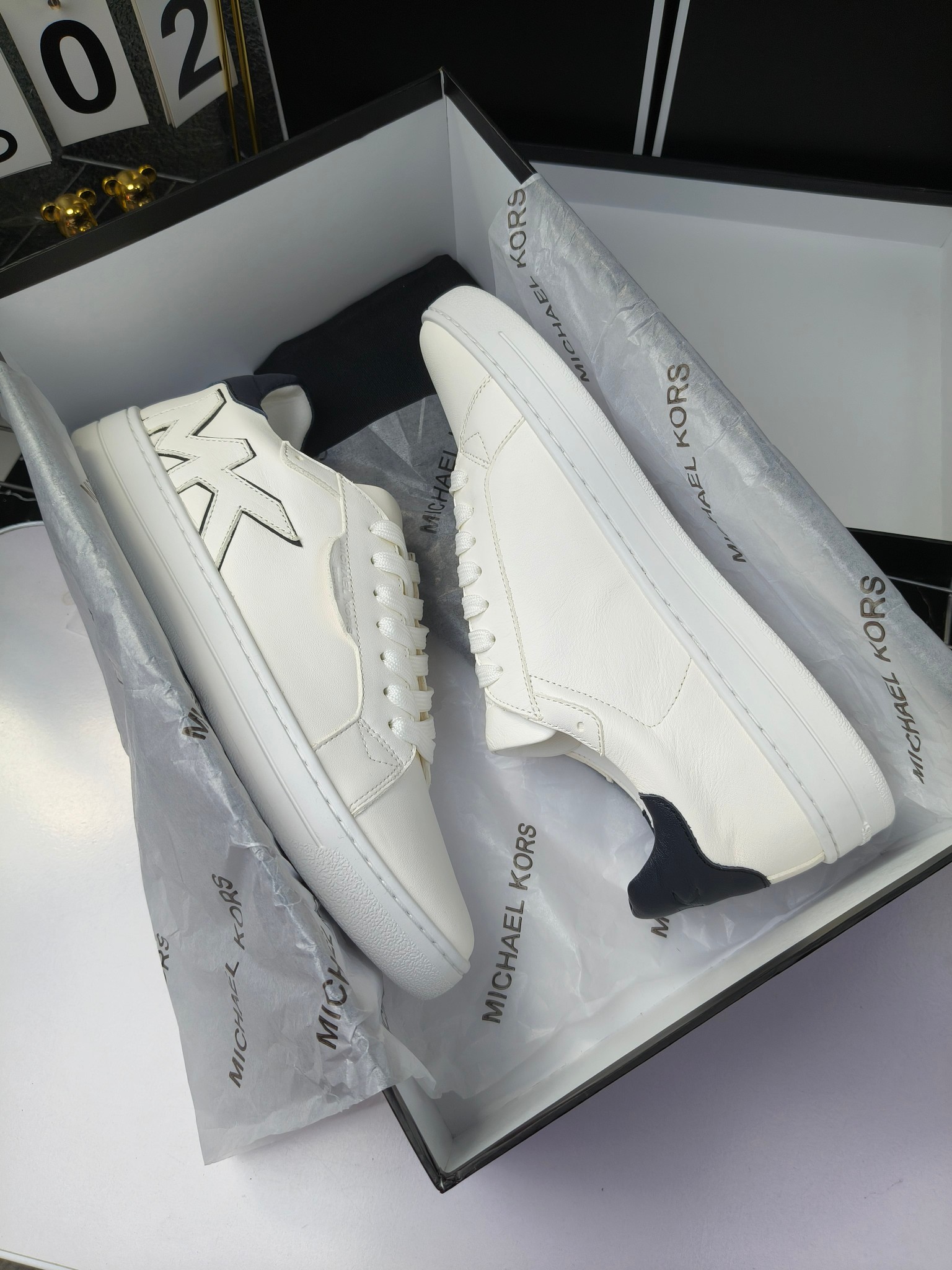 MICHAEL KORS 
四季男款管网同步发售
“独家开模”橡胶防滑耐磨大底、
面料：进口头层牛皮+特殊定制品牌材料 、 
内里：进口透气羊皮、
大底：防滑原版大底、
码数：39男-45
工厂最新版出厂220