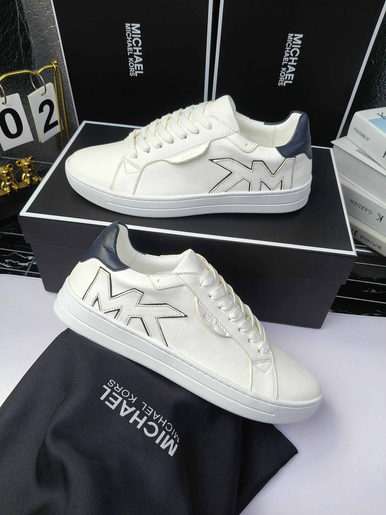 MICHAEL KORS 
四季男款管网同步发售
“独家开模”橡胶防滑耐磨大底、
面料：进口头层牛皮+特殊定制品牌材料 、 
内里：进口透气羊皮、
大底：防滑原版大底、
码数：39男-45
工厂最新版出厂220