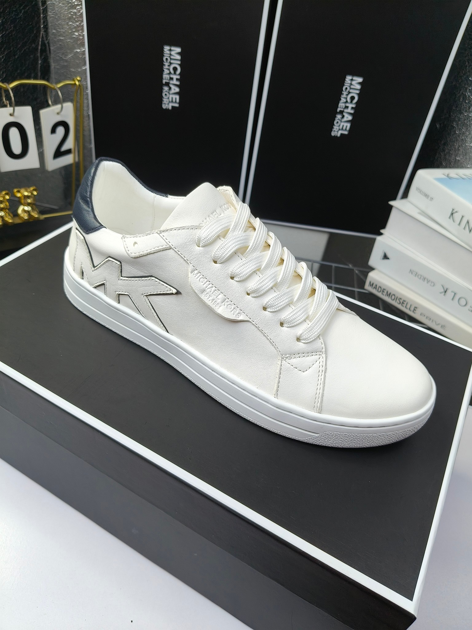 MICHAEL KORS 
四季男款管网同步发售
“独家开模”橡胶防滑耐磨大底、
面料：进口头层牛皮+特殊定制品牌材料 、 
内里：进口透气羊皮、
大底：防滑原版大底、
码数：39男-45
工厂最新版出厂220