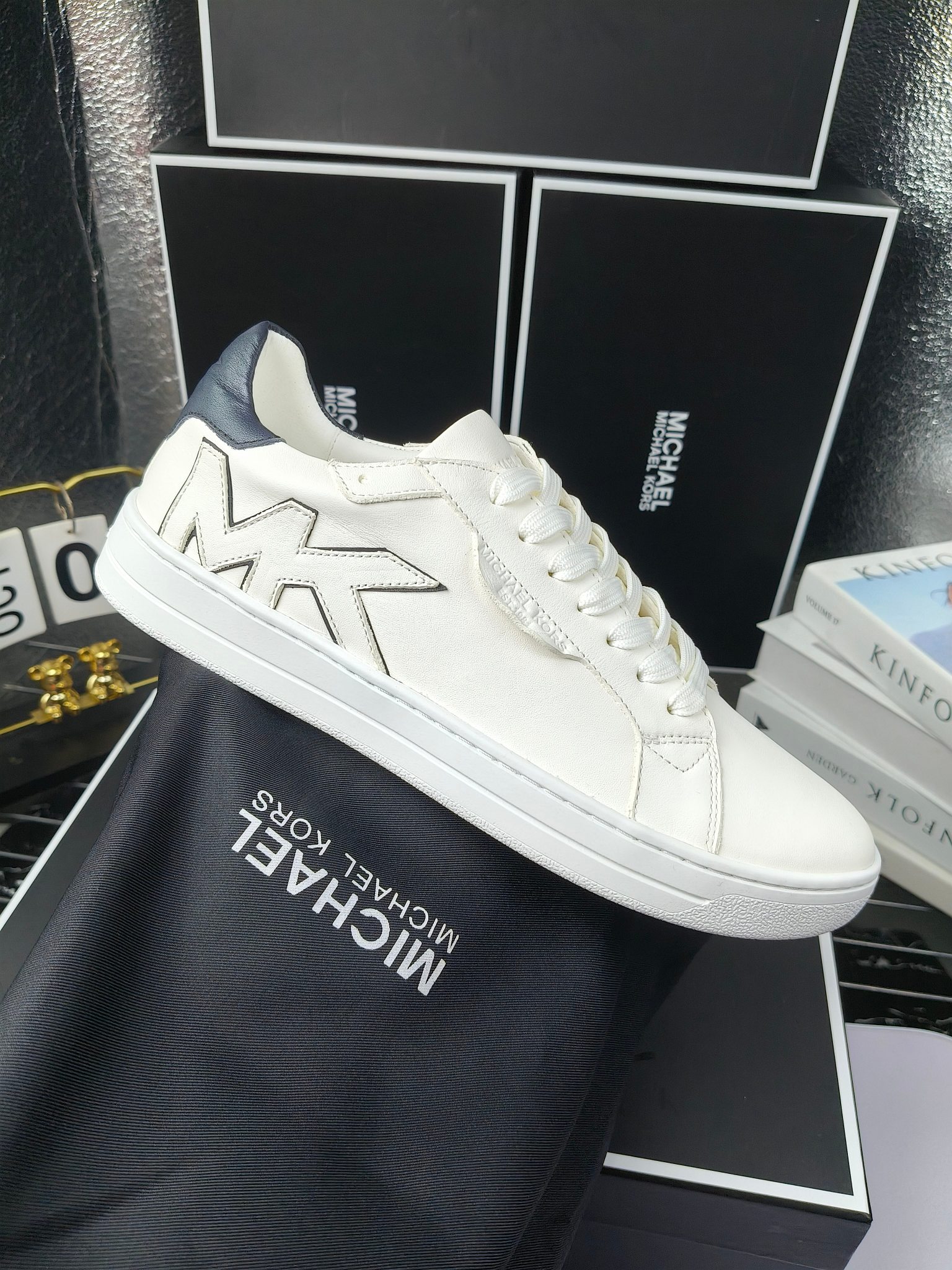 MICHAEL KORS 
四季男款管网同步发售
“独家开模”橡胶防滑耐磨大底、
面料：进口头层牛皮+特殊定制品牌材料 、 
内里：进口透气羊皮、
大底：防滑原版大底、
码数：39男-45
工厂最新版出厂220