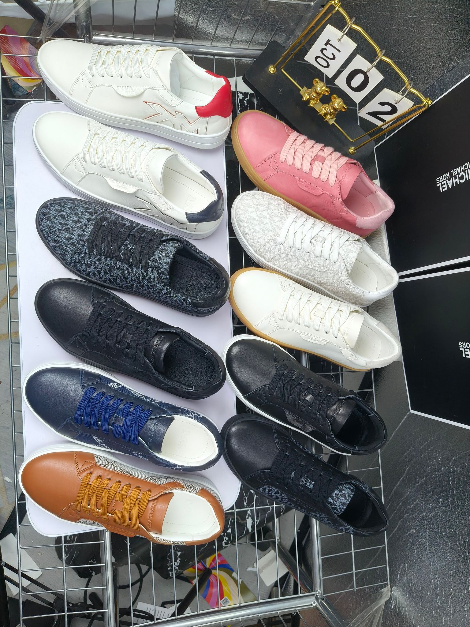 MICHAEL KORS 
四季男款管网同步发售
“独家开模”橡胶防滑耐磨大底、
面料：进口头层牛皮+特殊定制品牌材料 、 
内里：进口透气羊皮、
大底：防滑原版大底、
码数：39男-45
工厂最新版出厂220