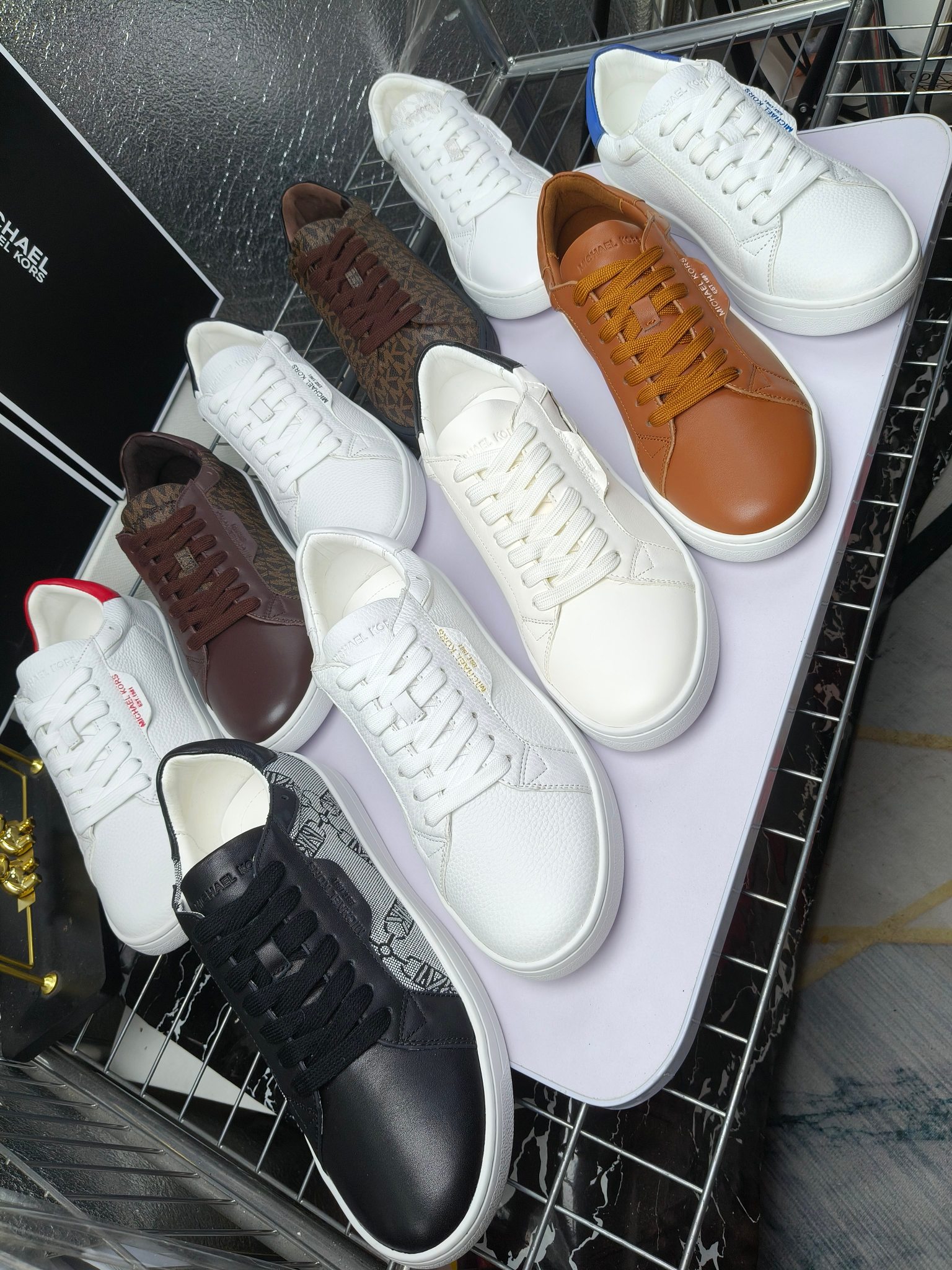 MICHAEL KORS 
四季男款管网同步发售
“独家开模”橡胶防滑耐磨大底、
面料：进口头层牛皮+特殊定制品牌材料 、 
内里：进口透气羊皮、
大底：防滑原版大底、
码数：39男-45
工厂最新版出厂220