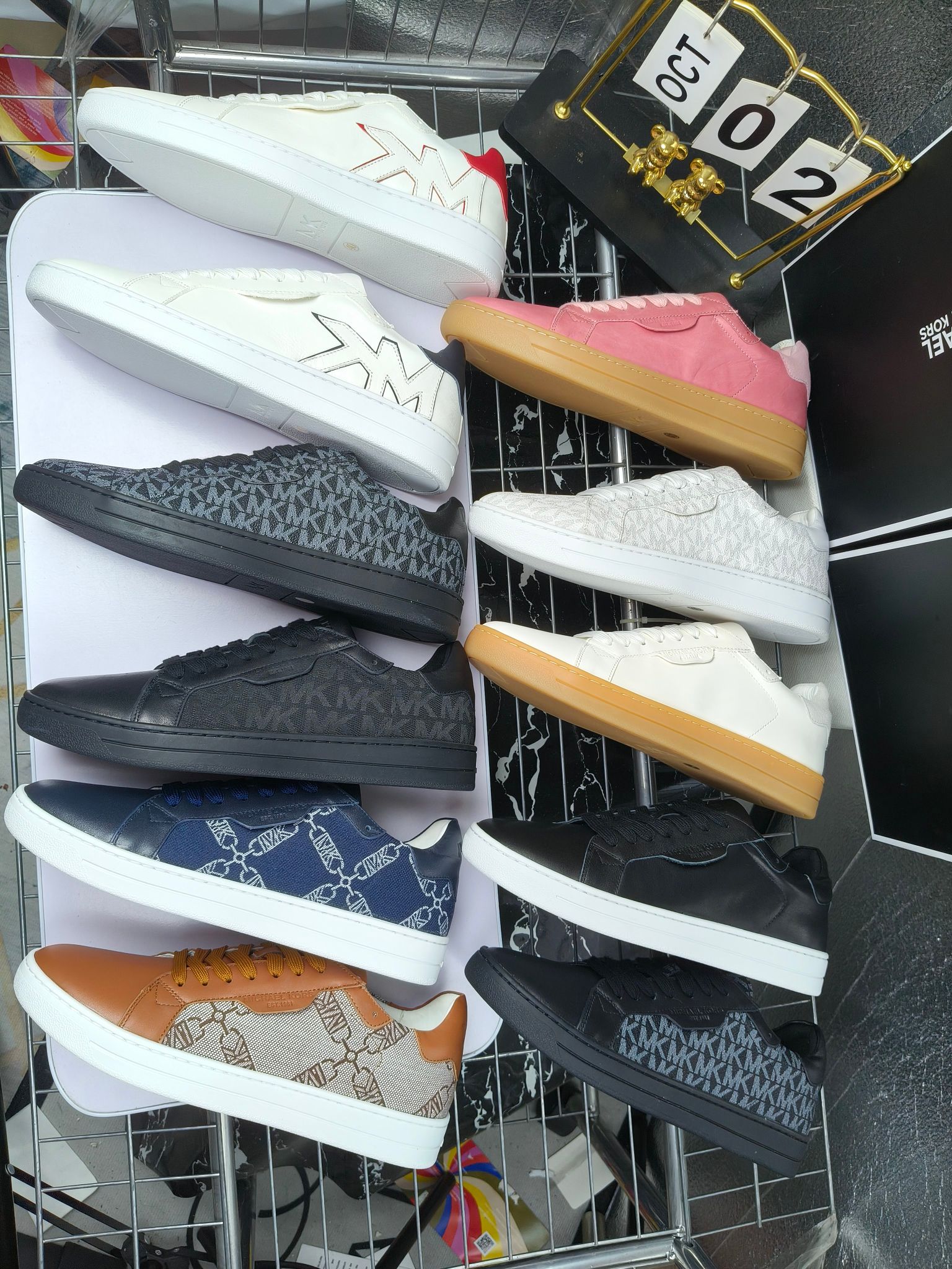 MICHAEL KORS 
四季男款管网同步发售
“独家开模”橡胶防滑耐磨大底、
面料：进口头层牛皮+特殊定制品牌材料 、 
内里：进口透气羊皮、
大底：防滑原版大底、
码数：39男-45
工厂最新版出厂220