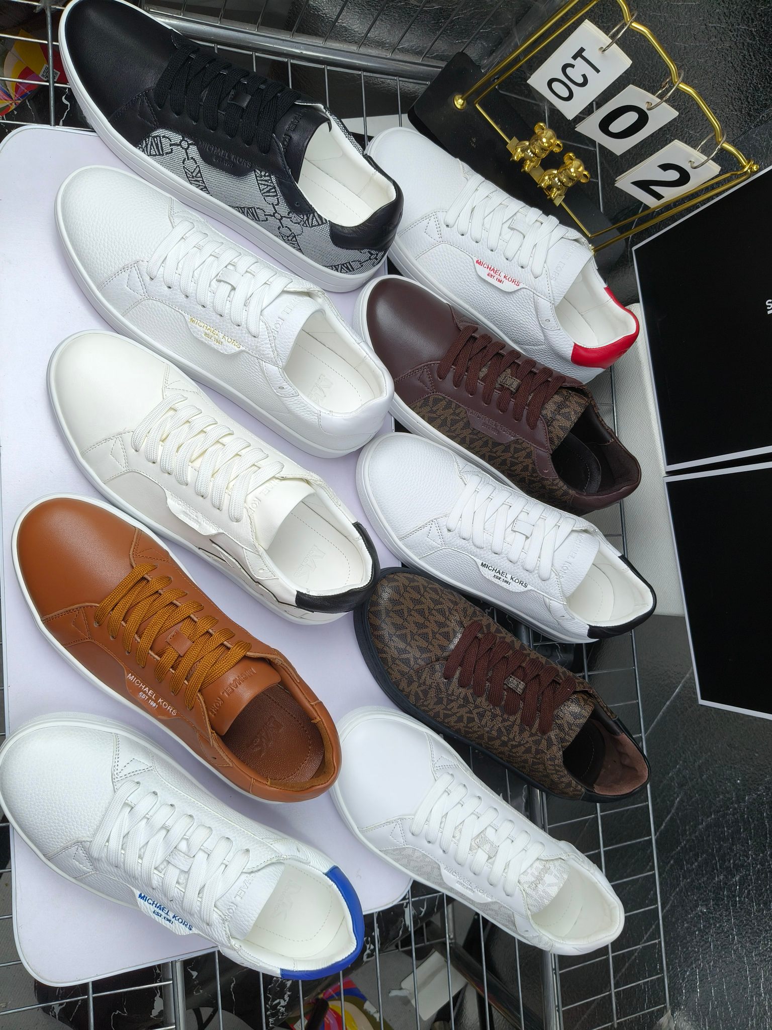 MICHAEL KORS 
四季男款管网同步发售
“独家开模”橡胶防滑耐磨大底、
面料：进口头层牛皮+特殊定制品牌材料 、 
内里：进口透气羊皮、
大底：防滑原版大底、
码数：39男-45
工厂最新版出厂220