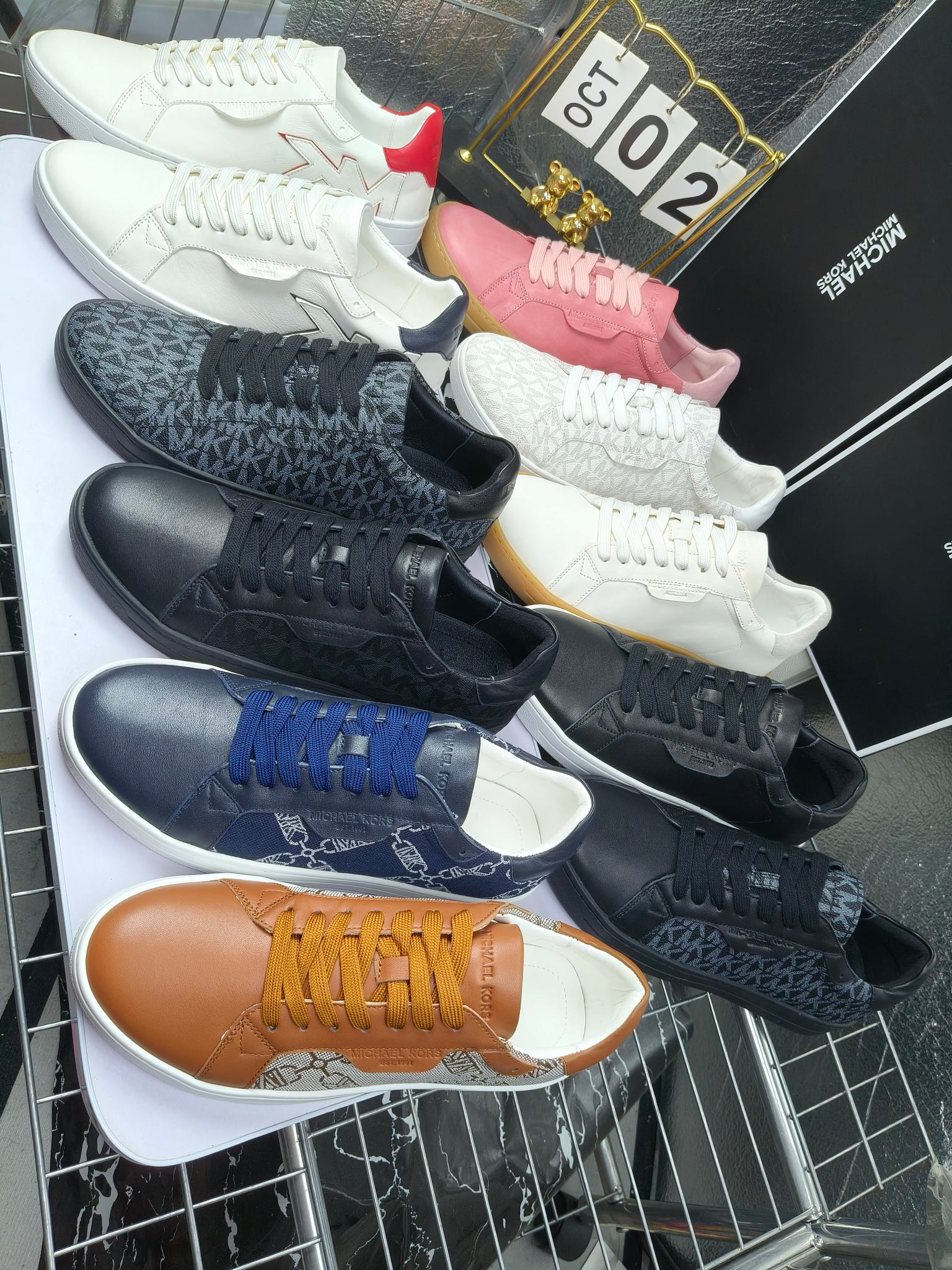 MICHAEL KORS 
四季男款管网同步发售
“独家开模”橡胶防滑耐磨大底、
面料：进口头层牛皮+特殊定制品牌材料 、 
内里：进口透气羊皮、
大底：防滑原版大底、
码数：39男-45
工厂最新版出厂220