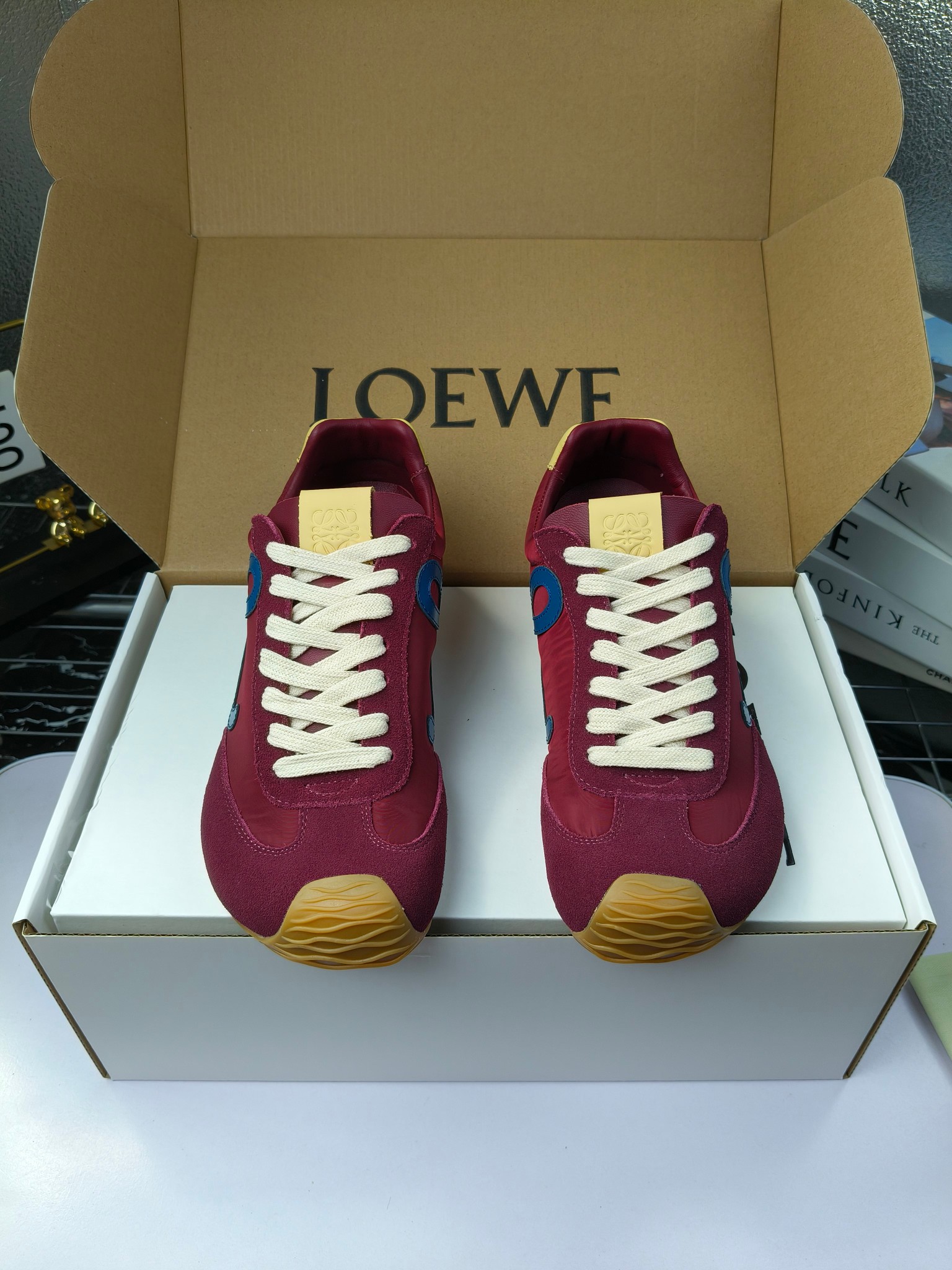 Loewe
（扣子230不带扣子220）
 罗意威 25ss新款巴黎时装 balletrunner 情侣款👫芭蕾运动鞋 阿甘鞋
经典一眼就爱上的！拼接的极简风格真的做到极致！实在太百搭，随便穿搭就可以很高级，很轻便，逛街暴走无压力！
上脚无敌舒适，轻盈无负重感，出街真的爱了！不打脚还有点小增高
鞋面材质：牛皮拼接原版布料 鞋里材质：羊皮 鞋底材质：大底材质：tpu组合底，
后跟logo注塑工艺不易脱落
码数：35-45（女40 .41男38.45.46定做）