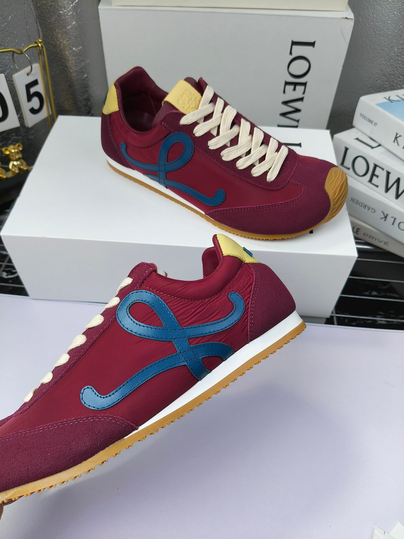 Loewe
（扣子230不带扣子220）
 罗意威 25ss新款巴黎时装 balletrunner 情侣款👫芭蕾运动鞋 阿甘鞋
经典一眼就爱上的！拼接的极简风格真的做到极致！实在太百搭，随便穿搭就可以很高级，很轻便，逛街暴走无压力！
上脚无敌舒适，轻盈无负重感，出街真的爱了！不打脚还有点小增高
鞋面材质：牛皮拼接原版布料 鞋里材质：羊皮 鞋底材质：大底材质：tpu组合底，
后跟logo注塑工艺不易脱落
码数：35-45（女40 .41男38.45.46定做）