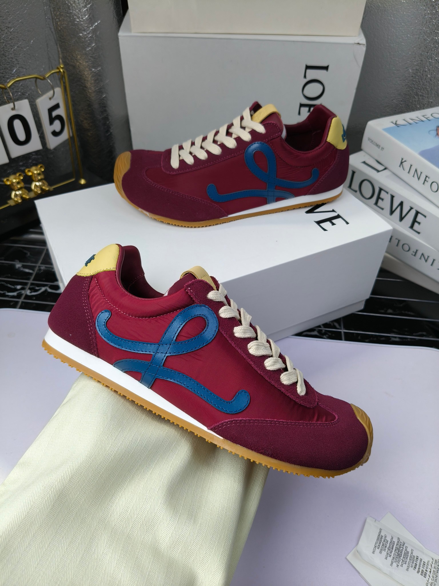 Loewe
（扣子230不带扣子220）
 罗意威 25ss新款巴黎时装 balletrunner 情侣款👫芭蕾运动鞋 阿甘鞋
经典一眼就爱上的！拼接的极简风格真的做到极致！实在太百搭，随便穿搭就可以很高级，很轻便，逛街暴走无压力！
上脚无敌舒适，轻盈无负重感，出街真的爱了！不打脚还有点小增高
鞋面材质：牛皮拼接原版布料 鞋里材质：羊皮 鞋底材质：大底材质：tpu组合底，
后跟logo注塑工艺不易脱落
码数：35-45（女40 .41男38.45.46定做）