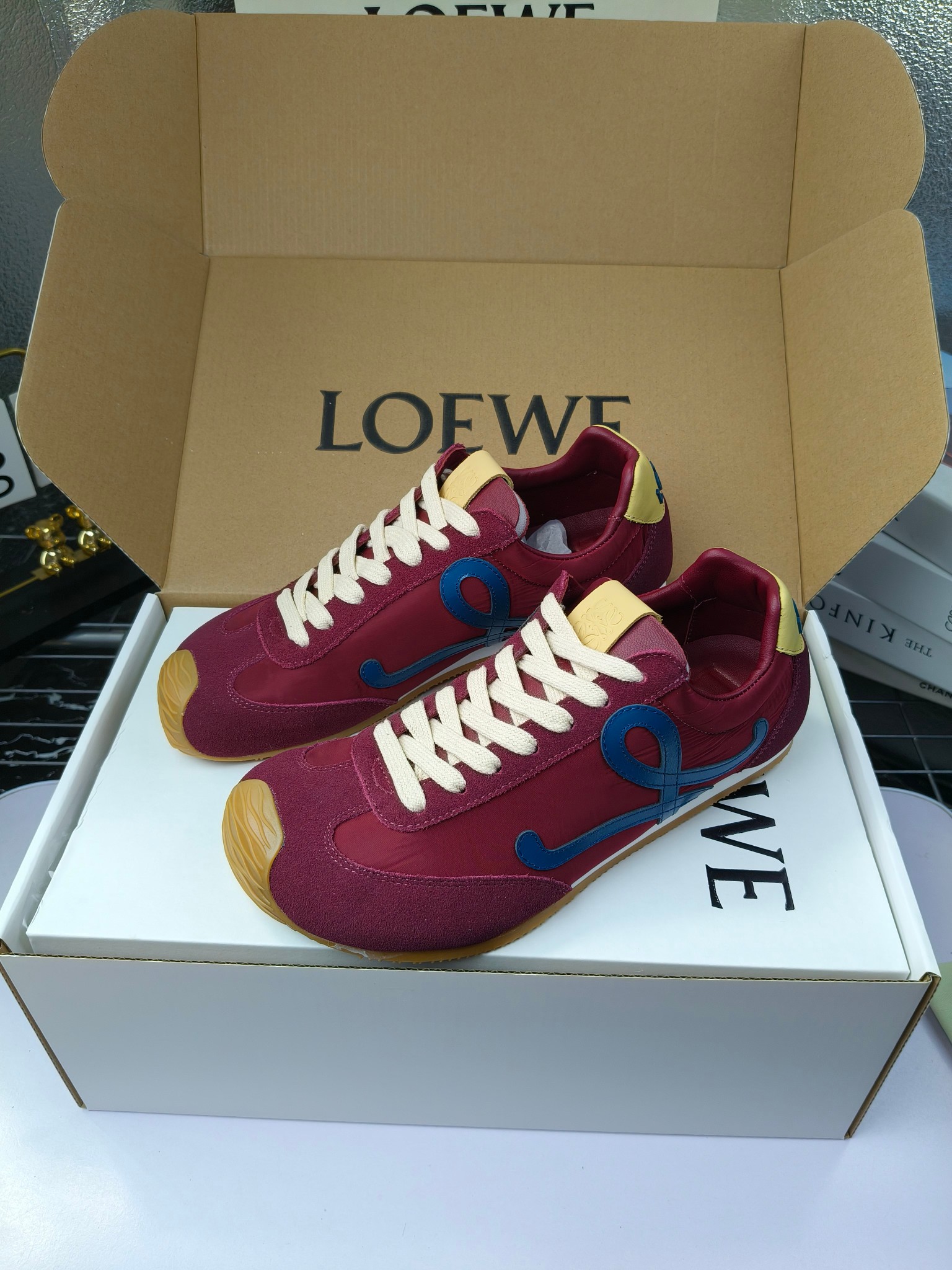 Loewe
（扣子230不带扣子220）
 罗意威 25ss新款巴黎时装 balletrunner 情侣款👫芭蕾运动鞋 阿甘鞋
经典一眼就爱上的！拼接的极简风格真的做到极致！实在太百搭，随便穿搭就可以很高级，很轻便，逛街暴走无压力！
上脚无敌舒适，轻盈无负重感，出街真的爱了！不打脚还有点小增高
鞋面材质：牛皮拼接原版布料 鞋里材质：羊皮 鞋底材质：大底材质：tpu组合底，
后跟logo注塑工艺不易脱落
码数：35-45（女40 .41男38.45.46定做）