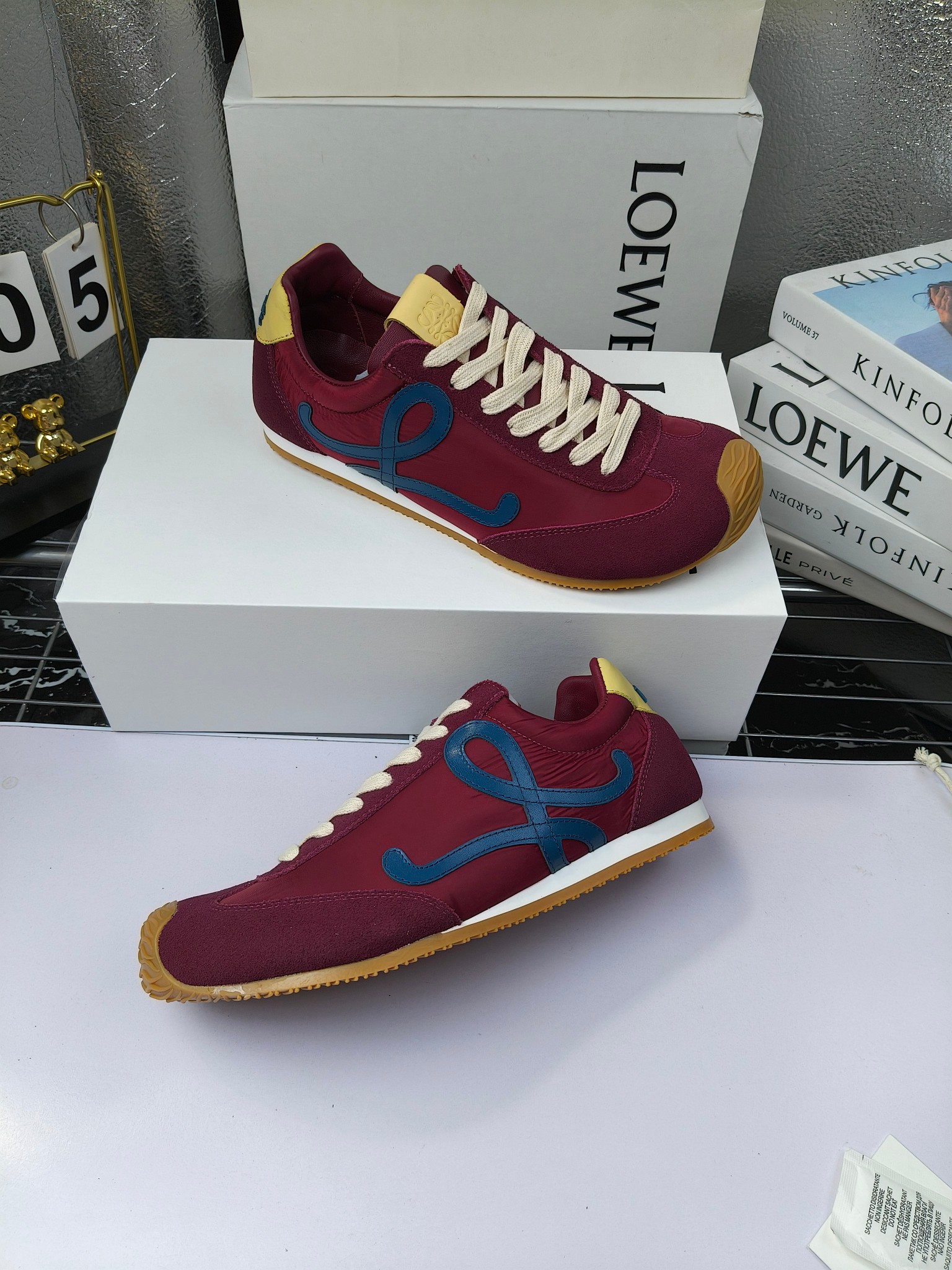 Loewe
（扣子230不带扣子220）
 罗意威 25ss新款巴黎时装 balletrunner 情侣款👫芭蕾运动鞋 阿甘鞋
经典一眼就爱上的！拼接的极简风格真的做到极致！实在太百搭，随便穿搭就可以很高级，很轻便，逛街暴走无压力！
上脚无敌舒适，轻盈无负重感，出街真的爱了！不打脚还有点小增高
鞋面材质：牛皮拼接原版布料 鞋里材质：羊皮 鞋底材质：大底材质：tpu组合底，
后跟logo注塑工艺不易脱落
码数：35-45（女40 .41男38.45.46定做）