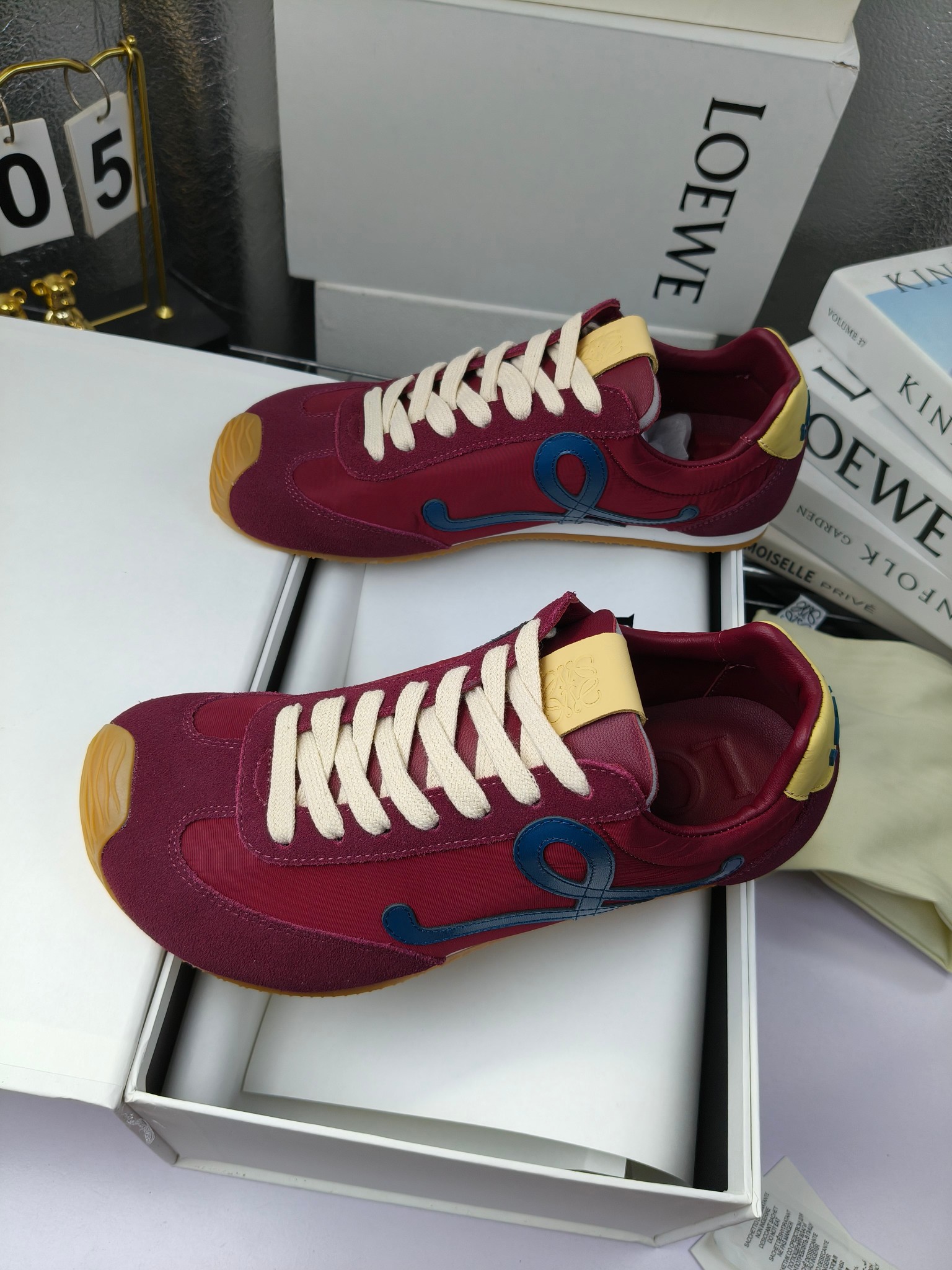 Loewe
（扣子230不带扣子220）
 罗意威 25ss新款巴黎时装 balletrunner 情侣款👫芭蕾运动鞋 阿甘鞋
经典一眼就爱上的！拼接的极简风格真的做到极致！实在太百搭，随便穿搭就可以很高级，很轻便，逛街暴走无压力！
上脚无敌舒适，轻盈无负重感，出街真的爱了！不打脚还有点小增高
鞋面材质：牛皮拼接原版布料 鞋里材质：羊皮 鞋底材质：大底材质：tpu组合底，
后跟logo注塑工艺不易脱落
码数：35-45（女40 .41男38.45.46定做）