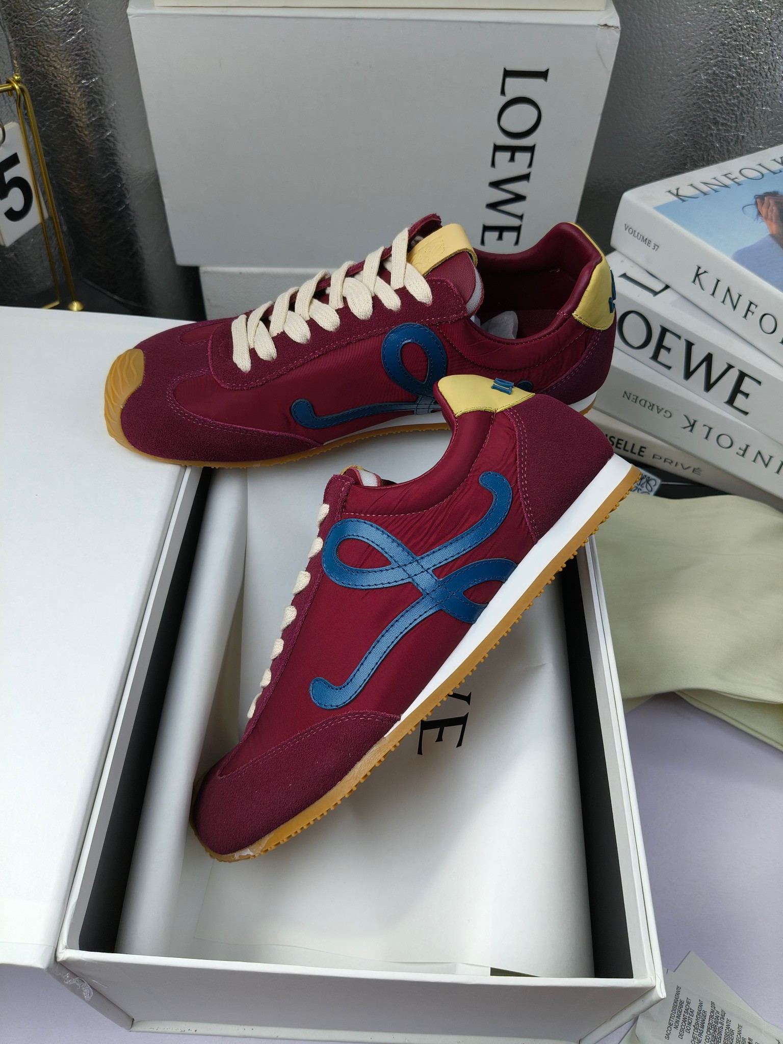 Loewe
（扣子230不带扣子220）
 罗意威 25ss新款巴黎时装 balletrunner 情侣款👫芭蕾运动鞋 阿甘鞋
经典一眼就爱上的！拼接的极简风格真的做到极致！实在太百搭，随便穿搭就可以很高级，很轻便，逛街暴走无压力！
上脚无敌舒适，轻盈无负重感，出街真的爱了！不打脚还有点小增高
鞋面材质：牛皮拼接原版布料 鞋里材质：羊皮 鞋底材质：大底材质：tpu组合底，
后跟logo注塑工艺不易脱落
码数：35-45（女40 .41男38.45.46定做）