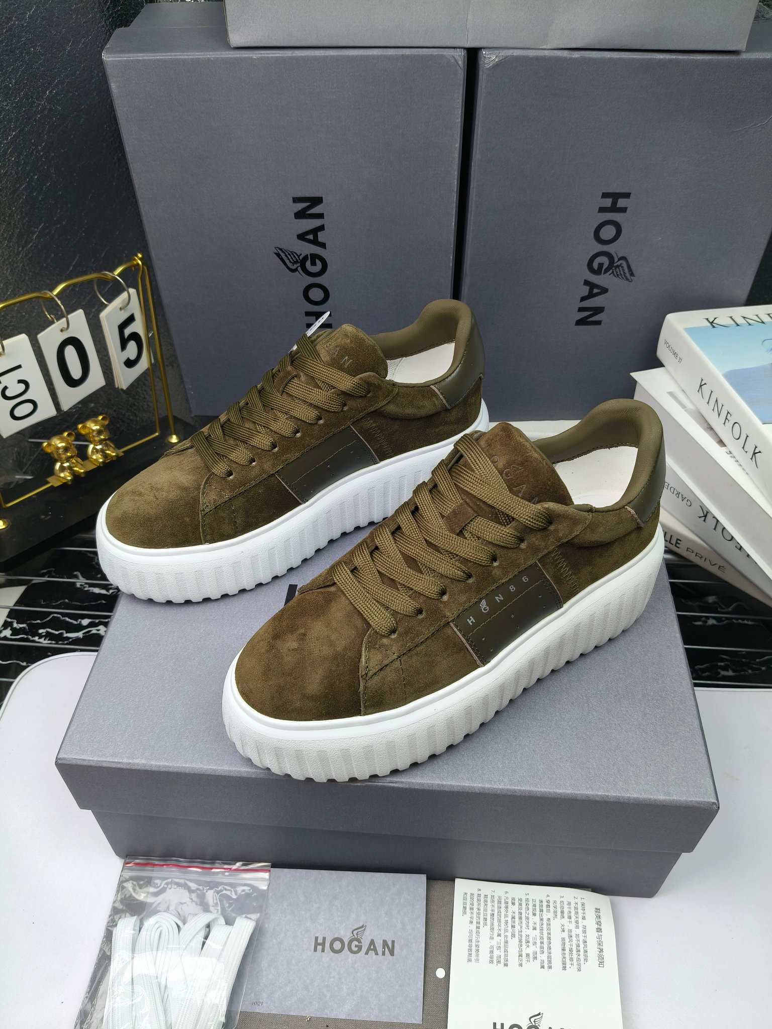 Hogan
散拿240
 N86最新饼干鞋，厚底鞋，飞艇鞋，情侣款运动鞋~~
小红书打卡款~~~增高6cm（泰酷辣）
面料：牛皮拼接色面料，皮革内里，透气网乳胶垫脚，H标复古风，
大底：抽真空PU发泡大底~~
男女款同色，经典百搭，休闲运动兼顾⚠️
女款35—41（40.41定做）
男款39—45（45.46定做） 
#小程序://微商相册/高清看款/8GeMGe4PXfxcl3l