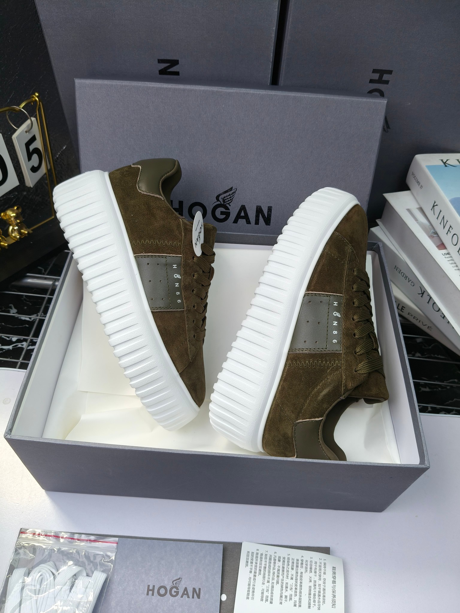 Hogan
散拿240
 N86最新饼干鞋，厚底鞋，飞艇鞋，情侣款运动鞋~~
小红书打卡款~~~增高6cm（泰酷辣）
面料：牛皮拼接色面料，皮革内里，透气网乳胶垫脚，H标复古风，
大底：抽真空PU发泡大底~~
男女款同色，经典百搭，休闲运动兼顾⚠️
女款35—41（40.41定做）
男款39—45（45.46定做） 
#小程序://微商相册/高清看款/8GeMGe4PXfxcl3l