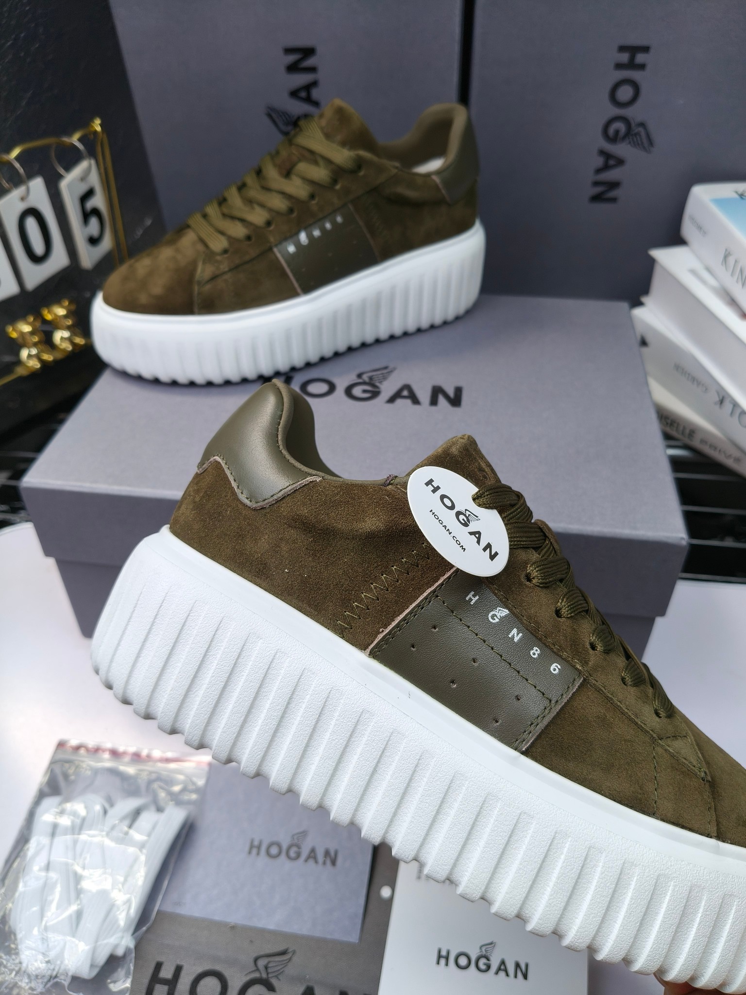 Hogan
散拿240
 N86最新饼干鞋，厚底鞋，飞艇鞋，情侣款运动鞋~~
小红书打卡款~~~增高6cm（泰酷辣）
面料：牛皮拼接色面料，皮革内里，透气网乳胶垫脚，H标复古风，
大底：抽真空PU发泡大底~~
男女款同色，经典百搭，休闲运动兼顾⚠️
女款35—41（40.41定做）
男款39—45（45.46定做） 
#小程序://微商相册/高清看款/8GeMGe4PXfxcl3l