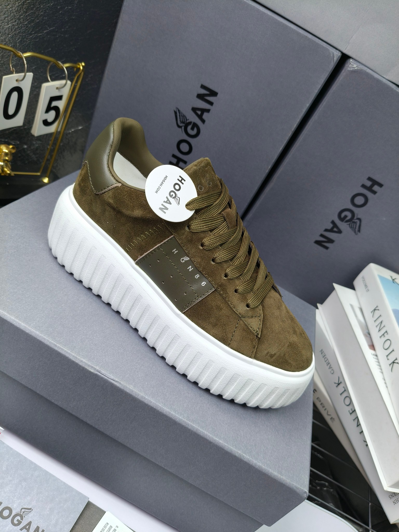 Hogan
散拿240
 N86最新饼干鞋，厚底鞋，飞艇鞋，情侣款运动鞋~~
小红书打卡款~~~增高6cm（泰酷辣）
面料：牛皮拼接色面料，皮革内里，透气网乳胶垫脚，H标复古风，
大底：抽真空PU发泡大底~~
男女款同色，经典百搭，休闲运动兼顾⚠️
女款35—41（40.41定做）
男款39—45（45.46定做） 
#小程序://微商相册/高清看款/8GeMGe4PXfxcl3l